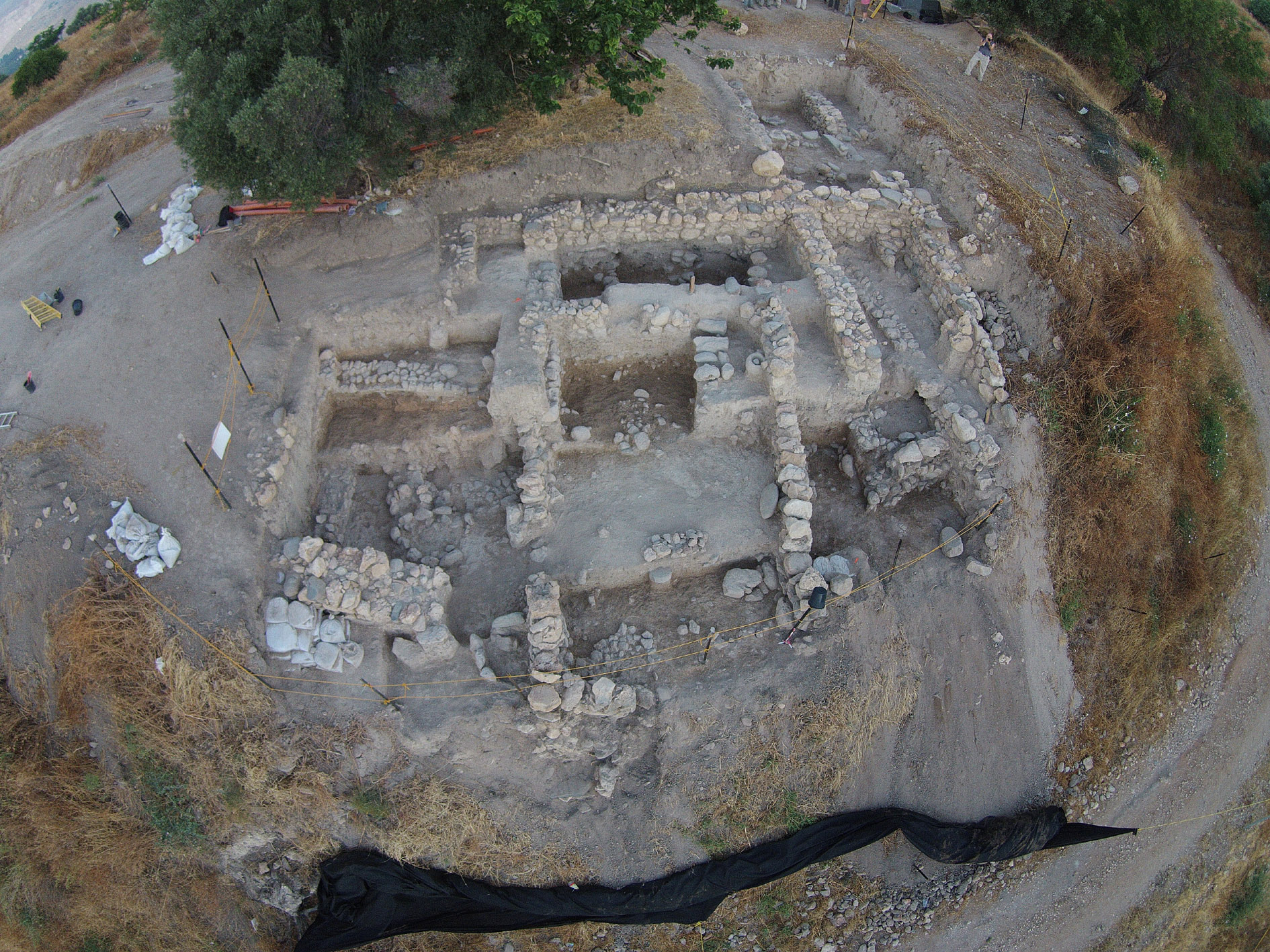 FileAerial_view_of_Area_A_end_of_2015_excavation_season_looking_west.jpg