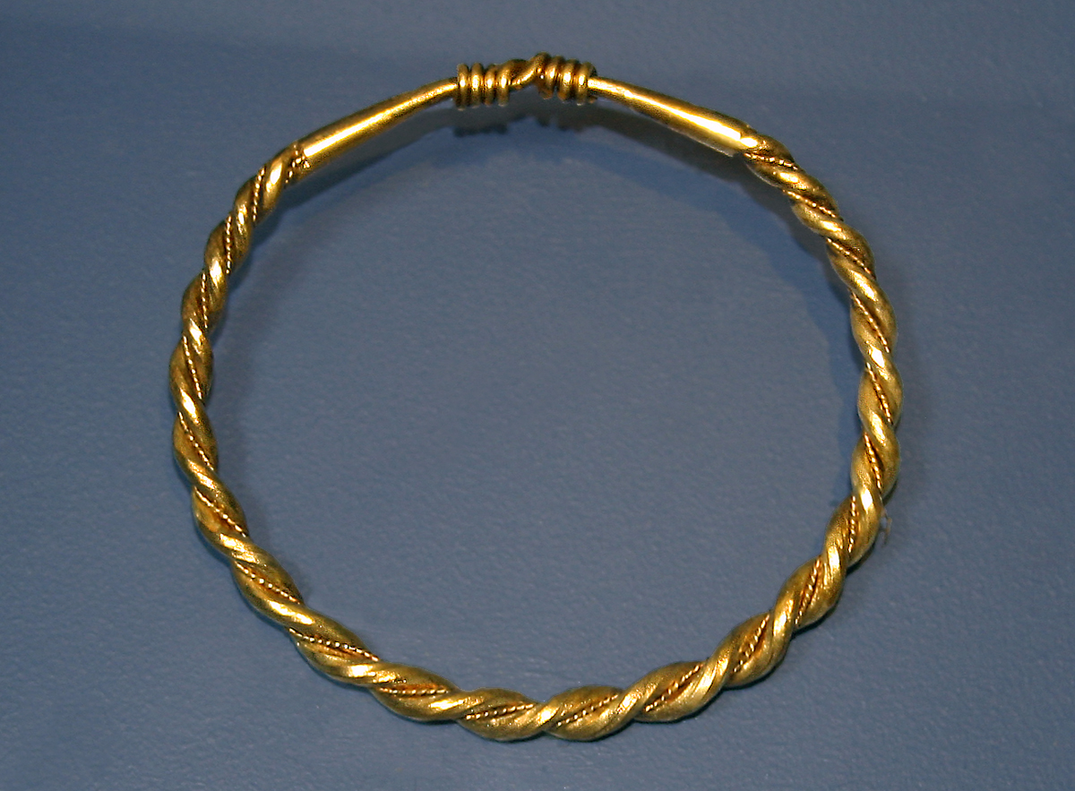 FileAggersborg_guldarmring_stor.jpg