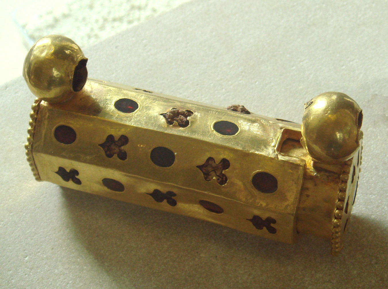 FileAhinPoshGoldenAmulet2ndCenturyCE.jpg