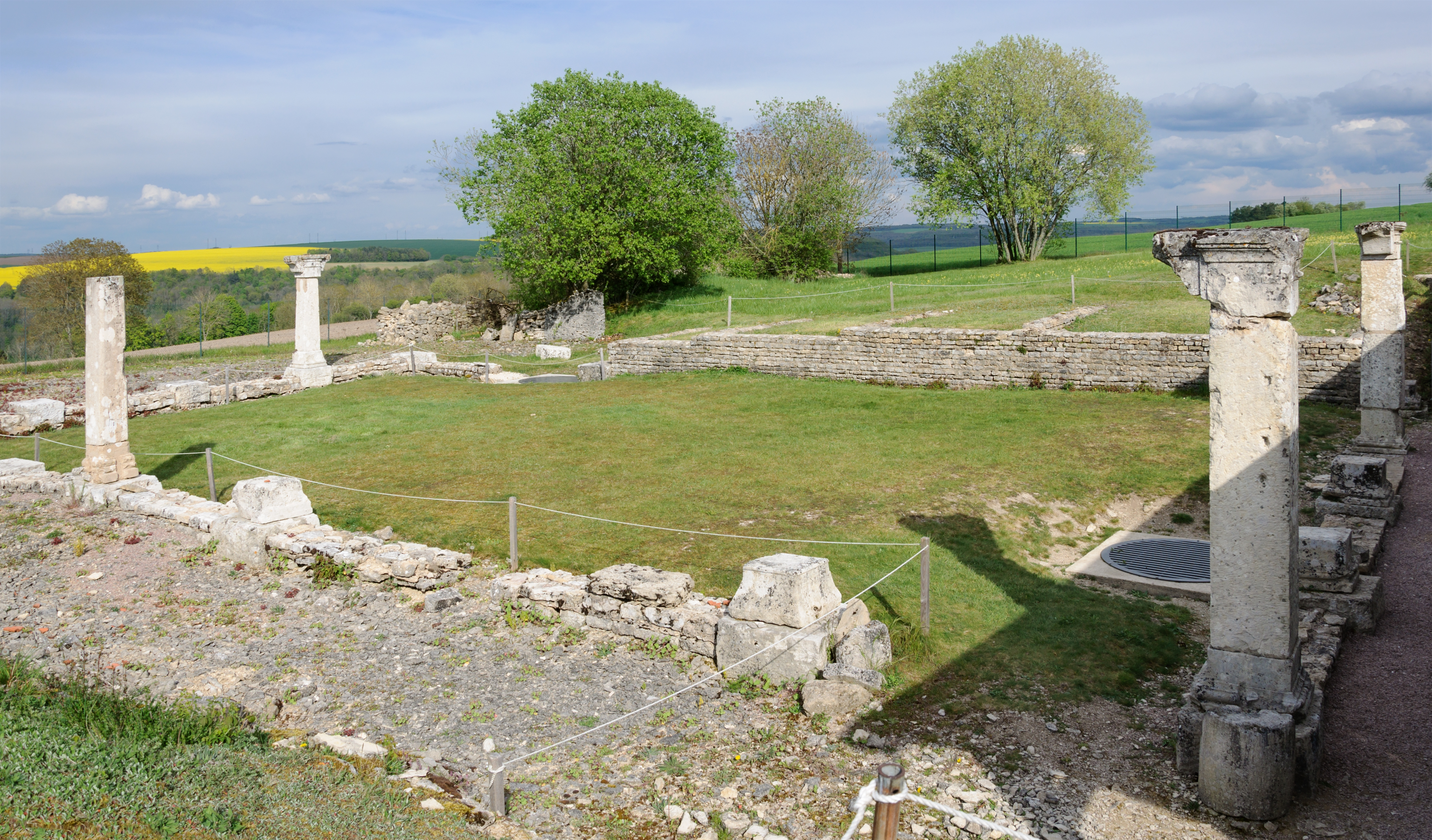 File03_Alesia_site_archeologique_monument_Ucuetis.jpg