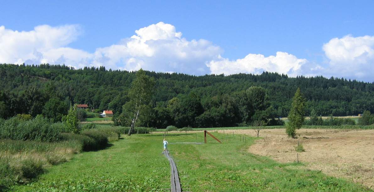FileAlvastra_pile_dwelling.jpg