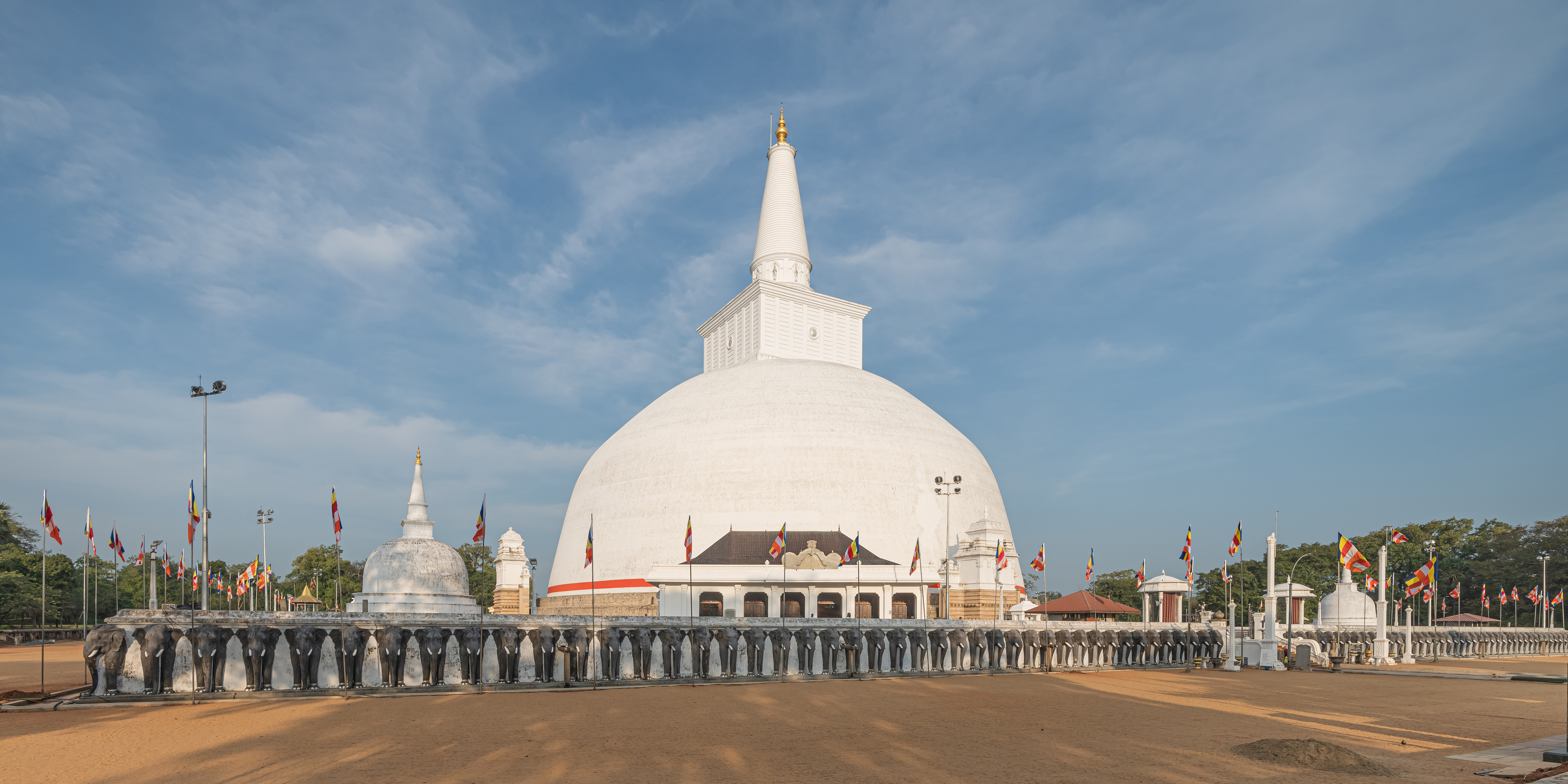 FileSL_Anuradhapura_asv2020-01_img11_Ruwanwelisaya_Stupa.jpg