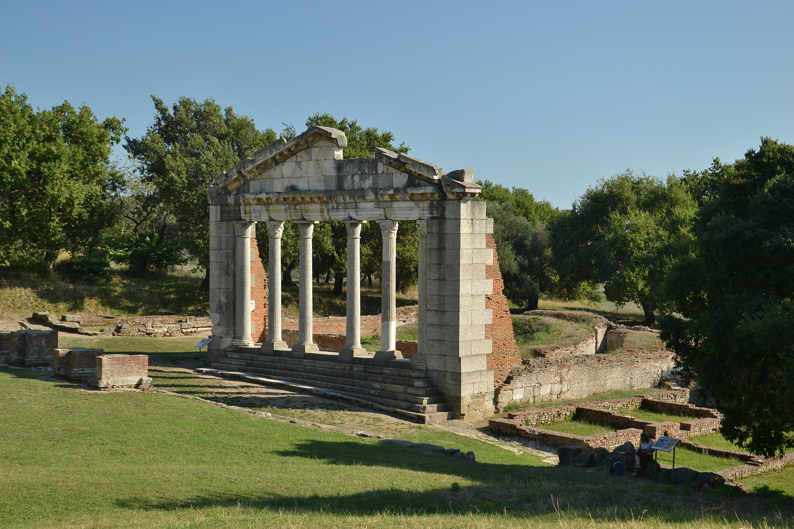 FileApollonia_Albania_by_Pudelek_-_Monument_of_Agonothetes.JPG