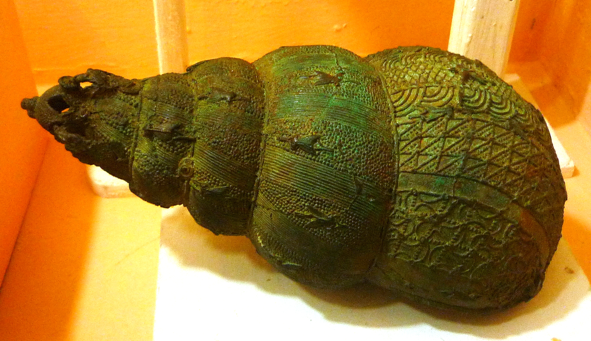 FileBronze_ceremonial_vessel_in_form_of_a_snail_shell_9th_century_Igbo-Ukwu_Nigeria.JPG