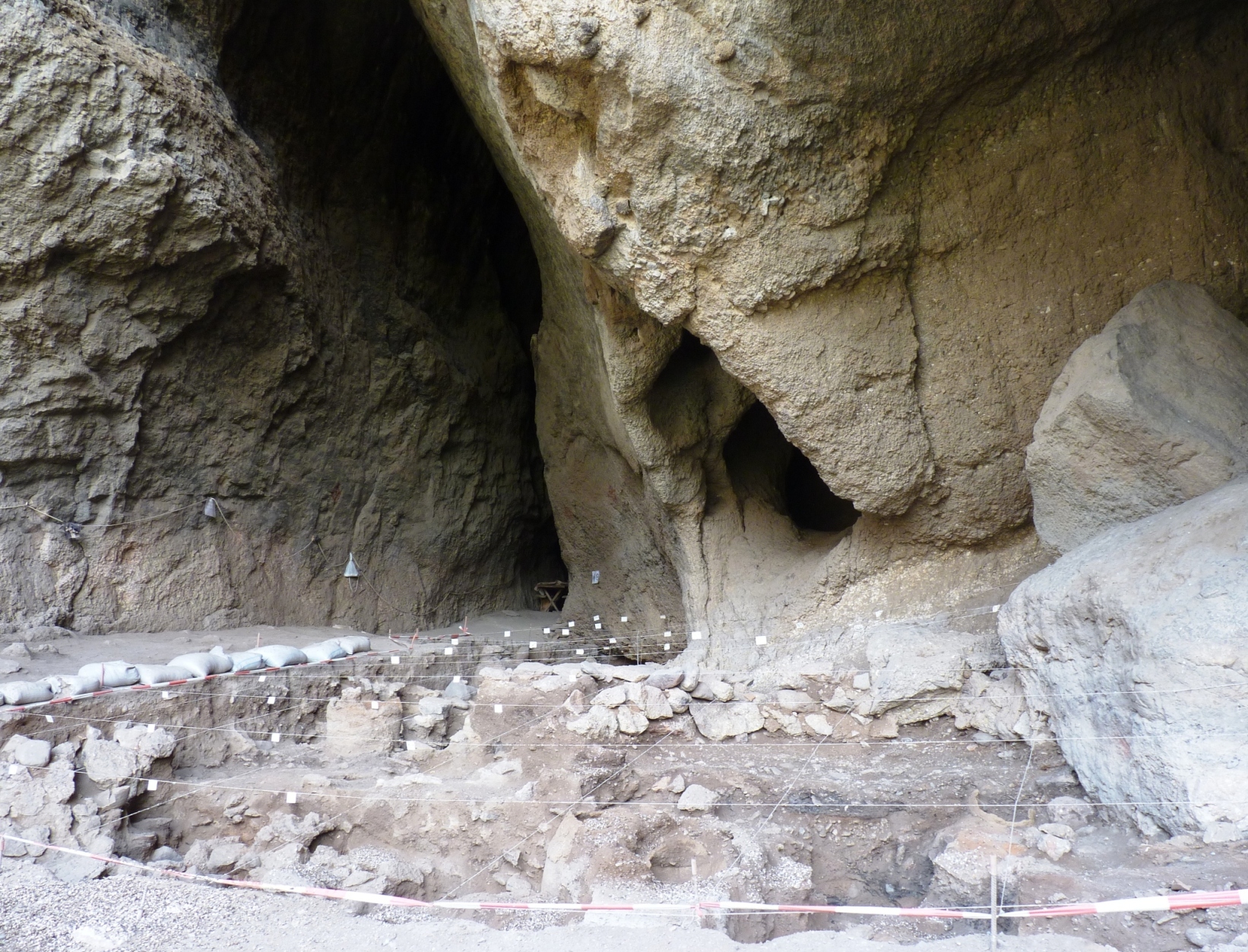 FileAreni-1_Cave_Interior.JPG