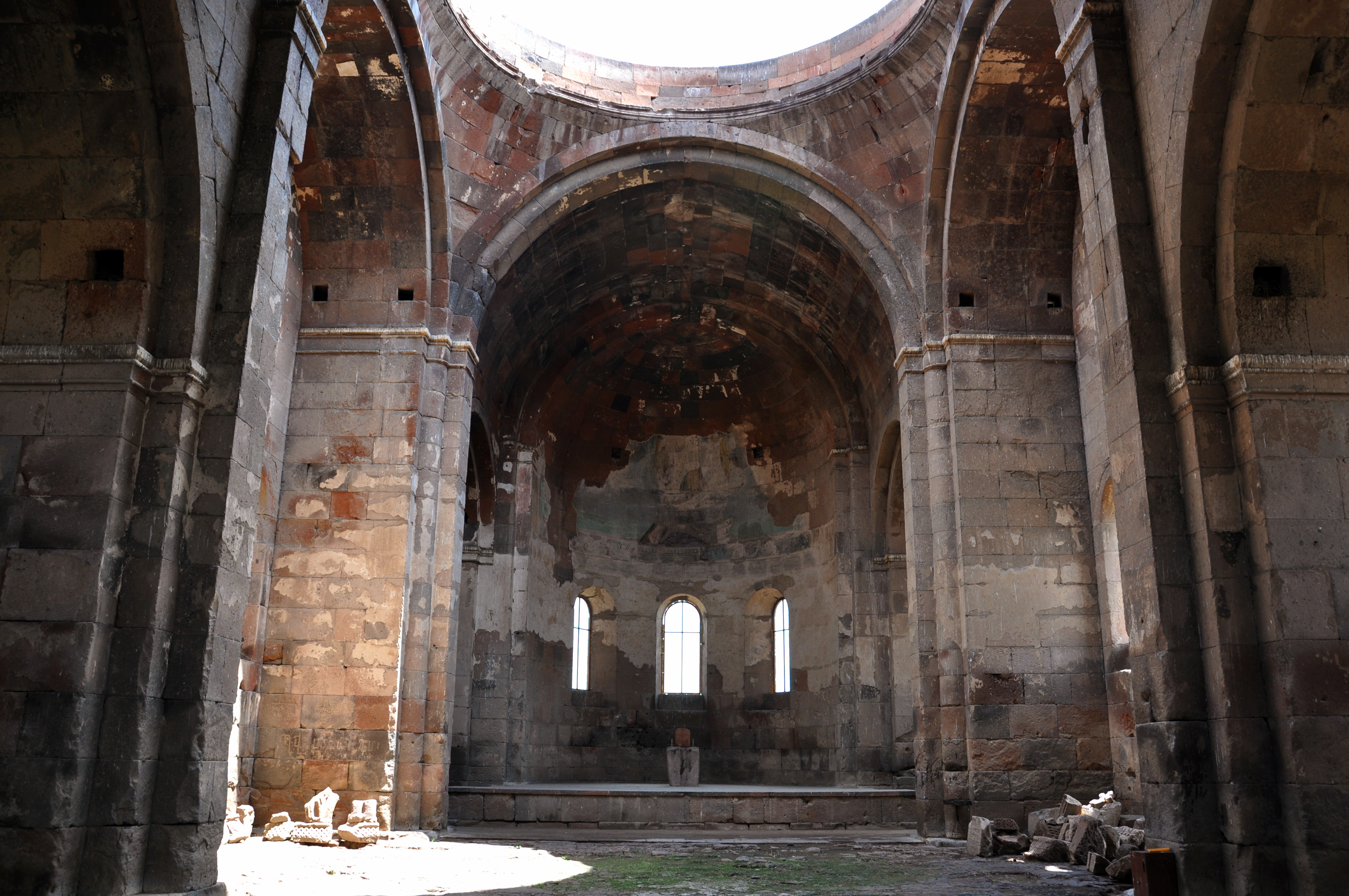 FileAruchavank_interior.jpg