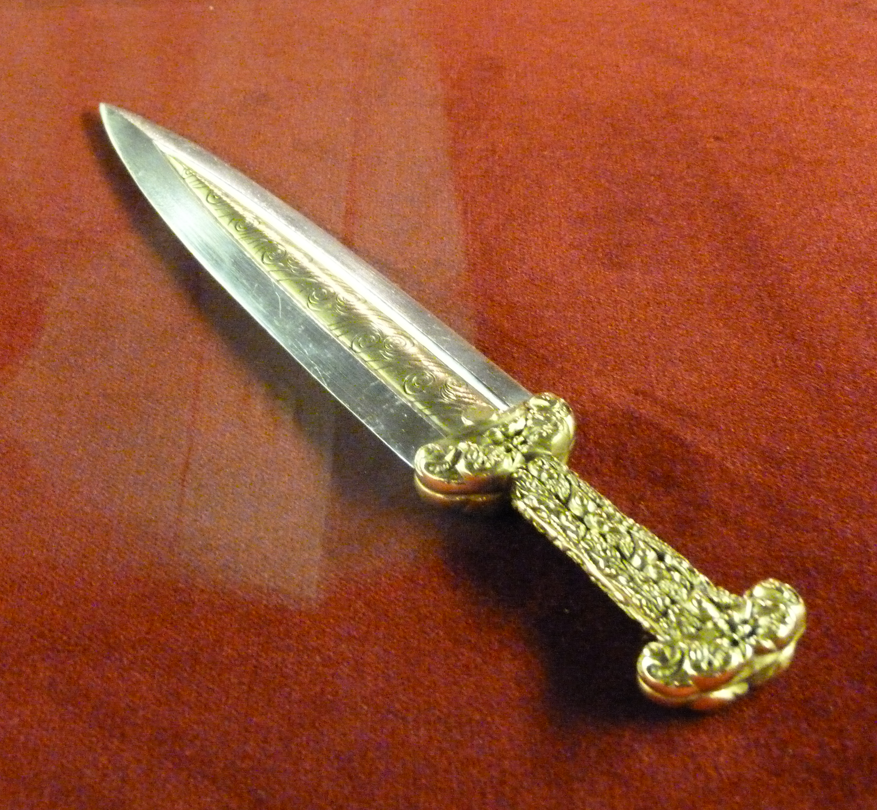 File8._Akinak_dagger_bural_mound_Arzhan_VIII.-VII._B.C._Tuva.JPG