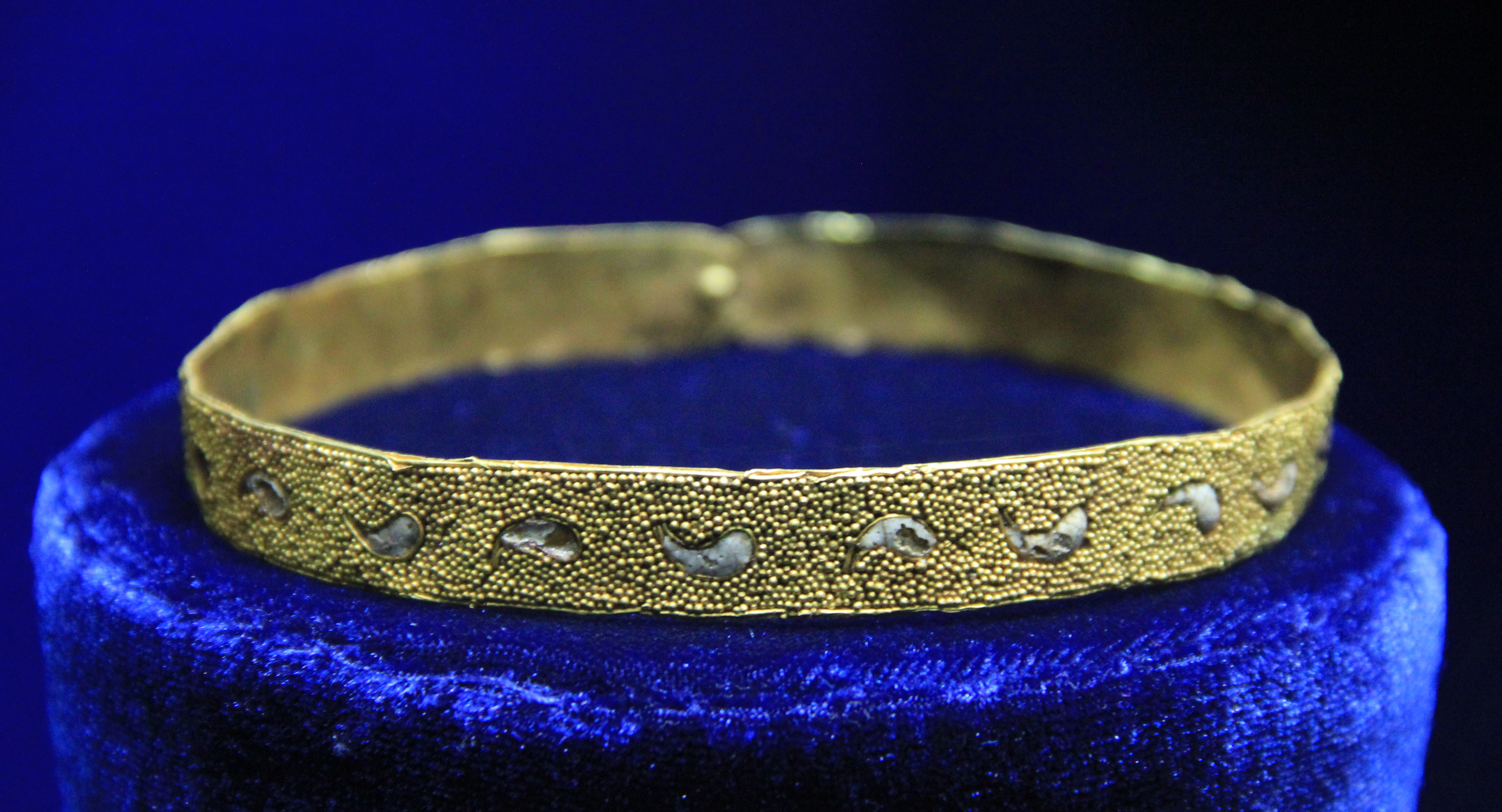 FileArzhaan-2_gold_bracelet.jpg