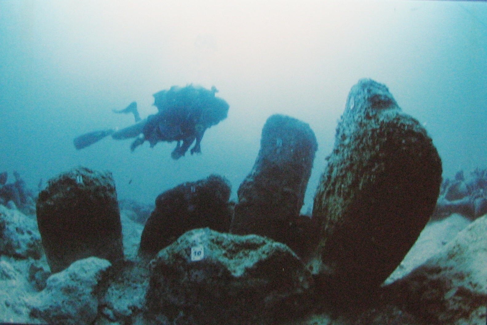 FileAtlit-Yam_Ritual_structure_made_of_stones.JPG