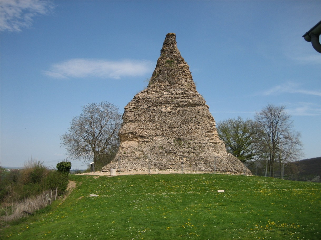 FileAutun_Pyramide_de_Couhard.jpg