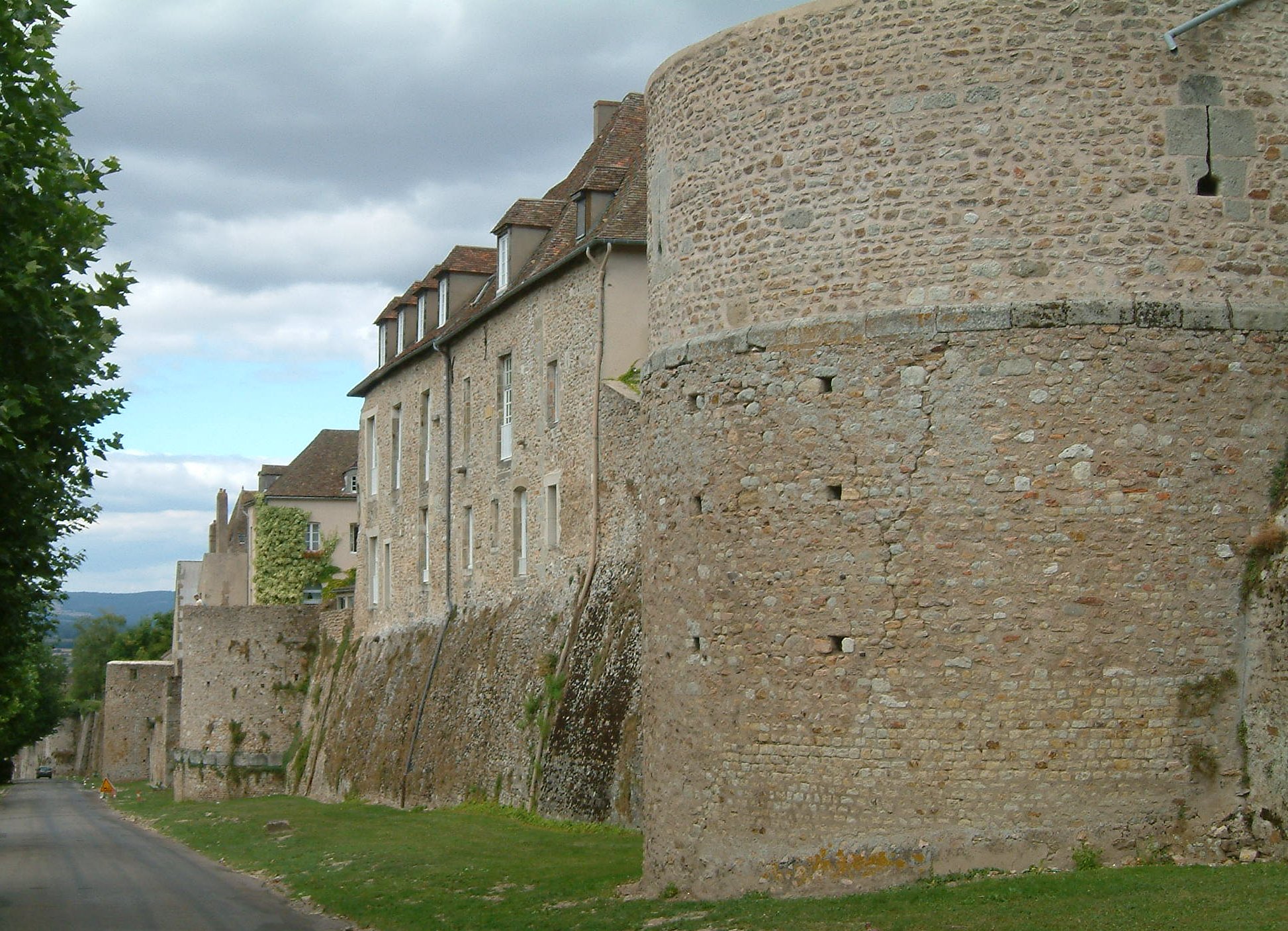 FileAutun_remparts.jpg