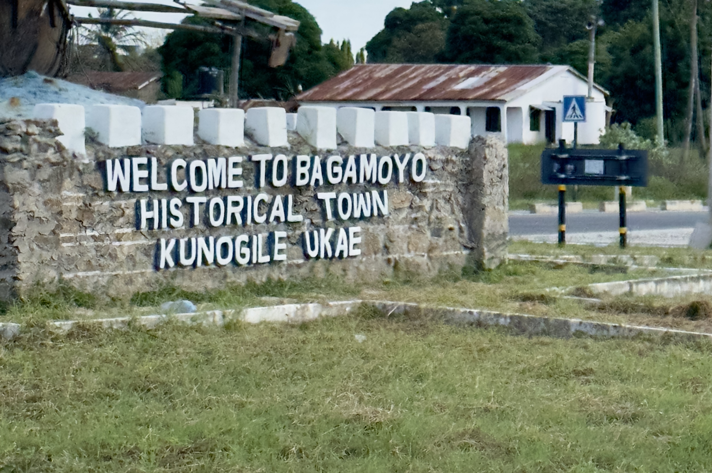 FileClose_up_of_Historic_Bagamoyo_Sign.jpg