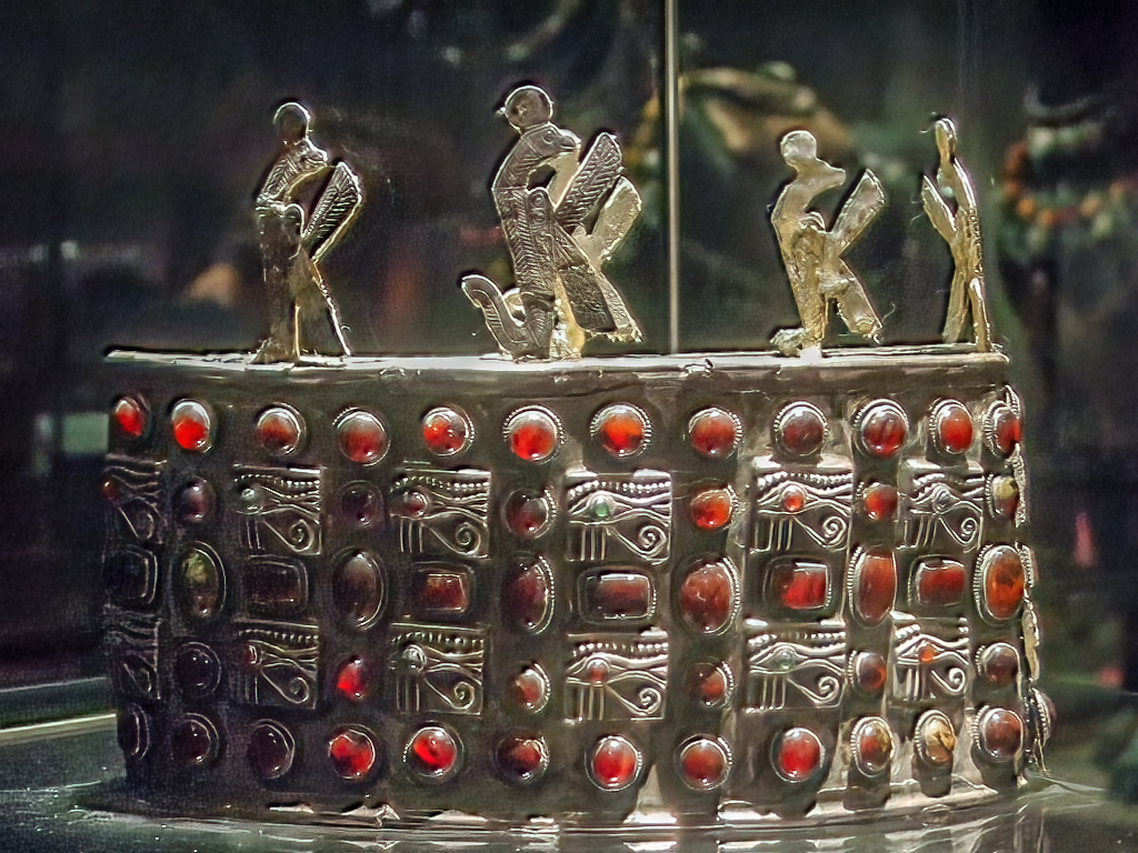 FileA_post-Meroitic_era_Nubian_royal_crown_from_Ballana_Tomb_118_by_John_Campana.jpg