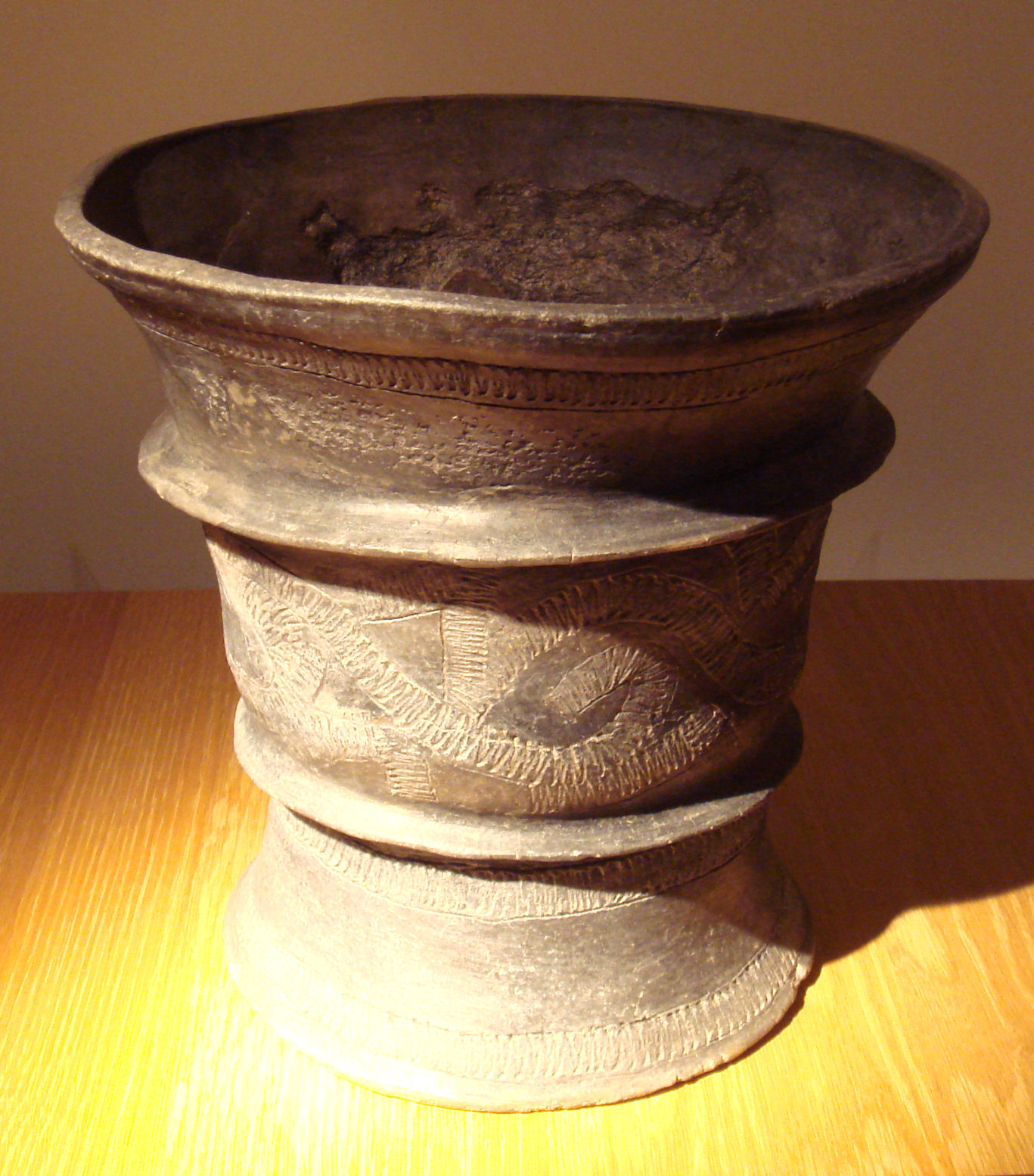 FileBlackCeramicBanChiangCultureThailand1200-800BCE.jpg