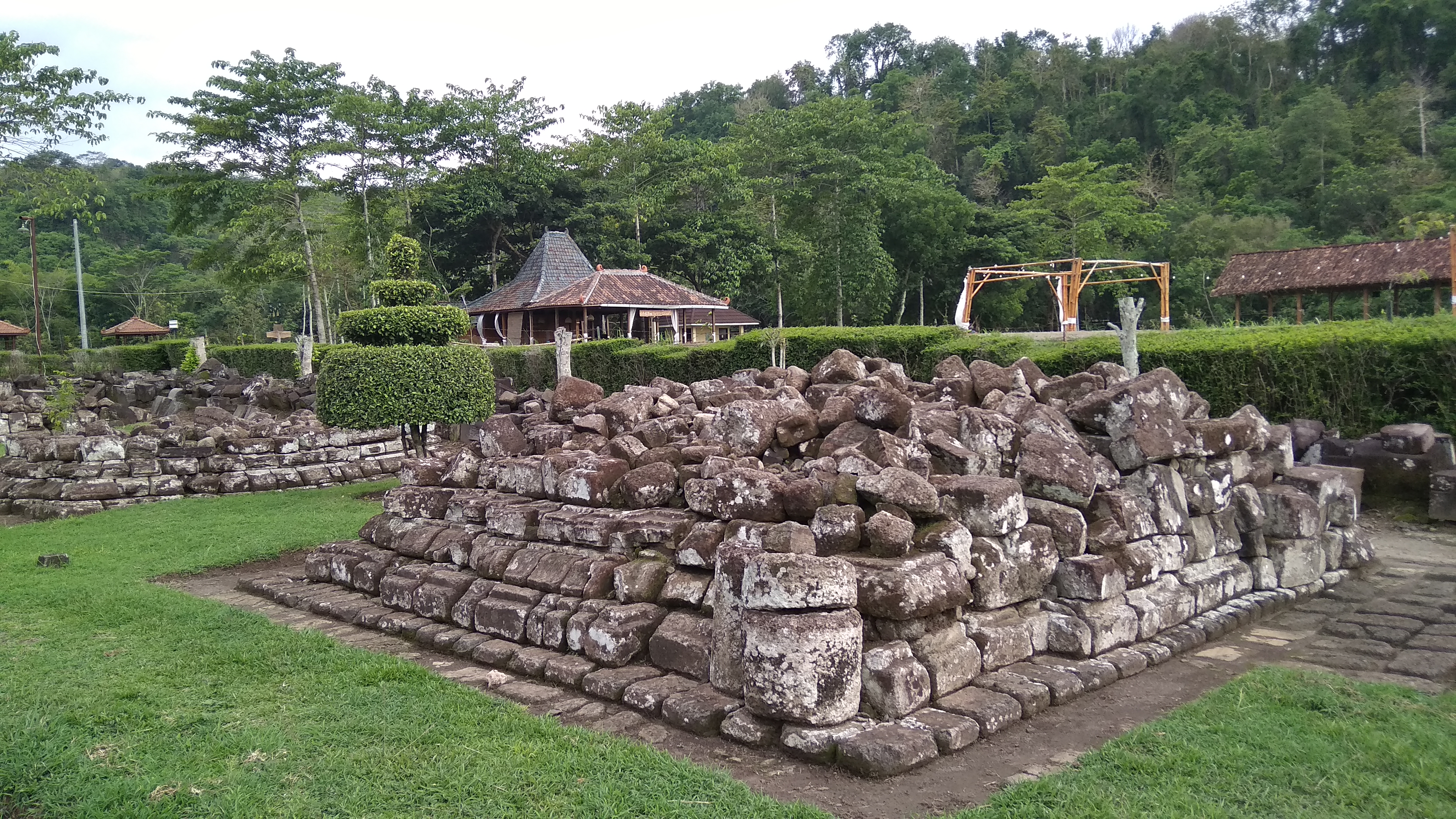 FilePerwara_Temple_Banyunibo.jpg