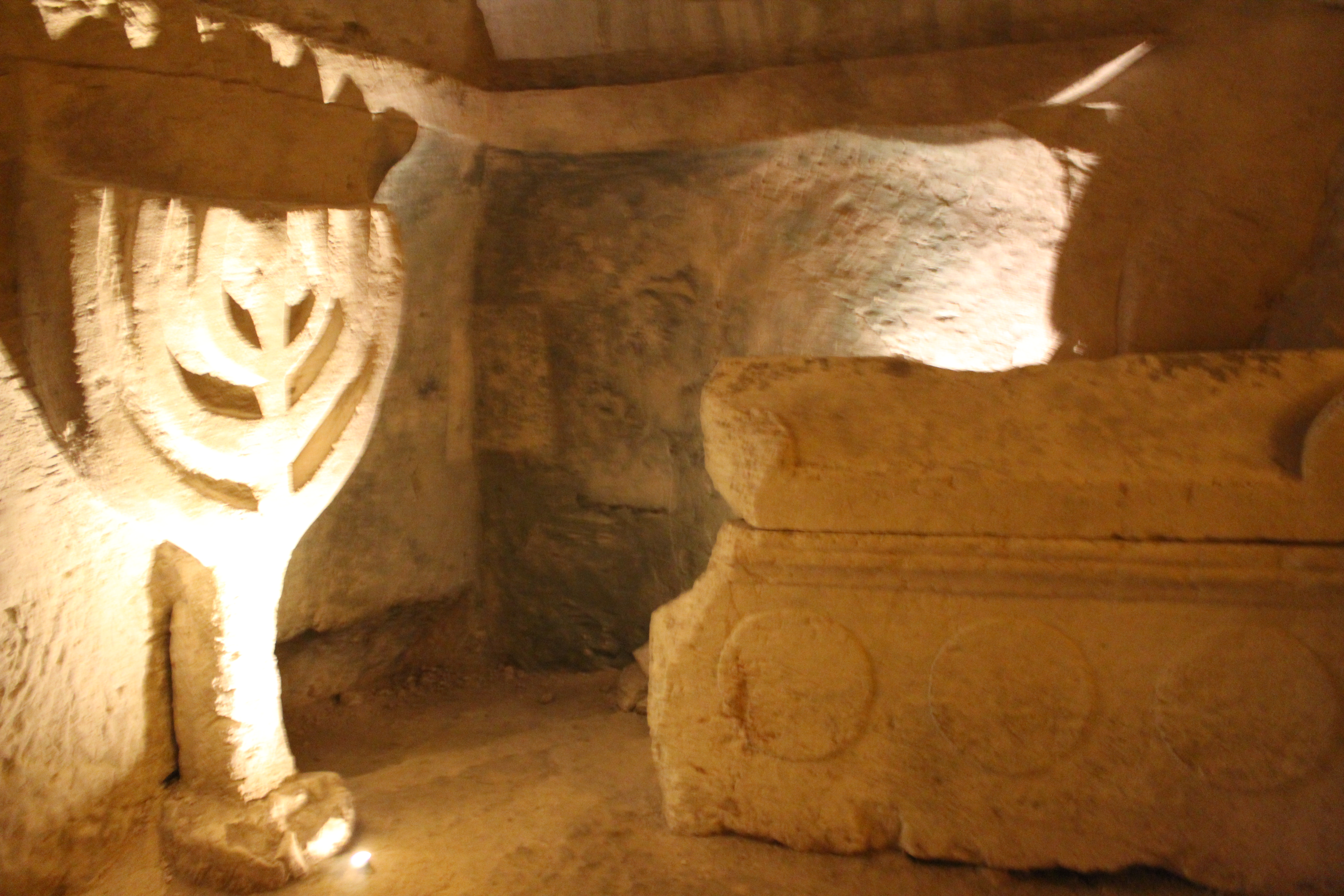 FileMenorah_and_Sargophagus_in_Catacomb_no._20.jpg