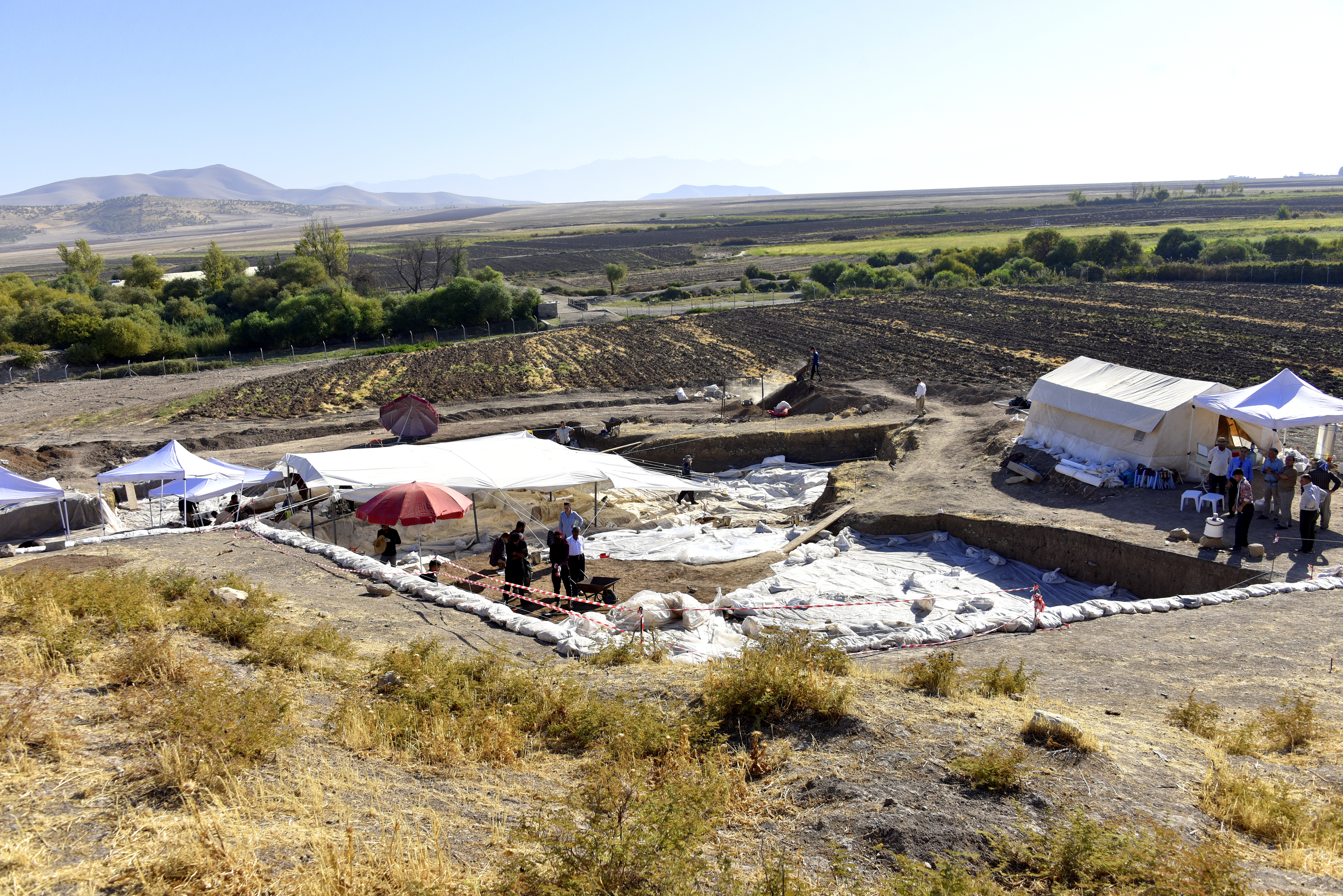 FileThe_Neolithic_site_of_Bestansur_October_11_2021._Shahrizor_Plane_Sulaymaniyah_Iraqi_Kurdistan.jpg
