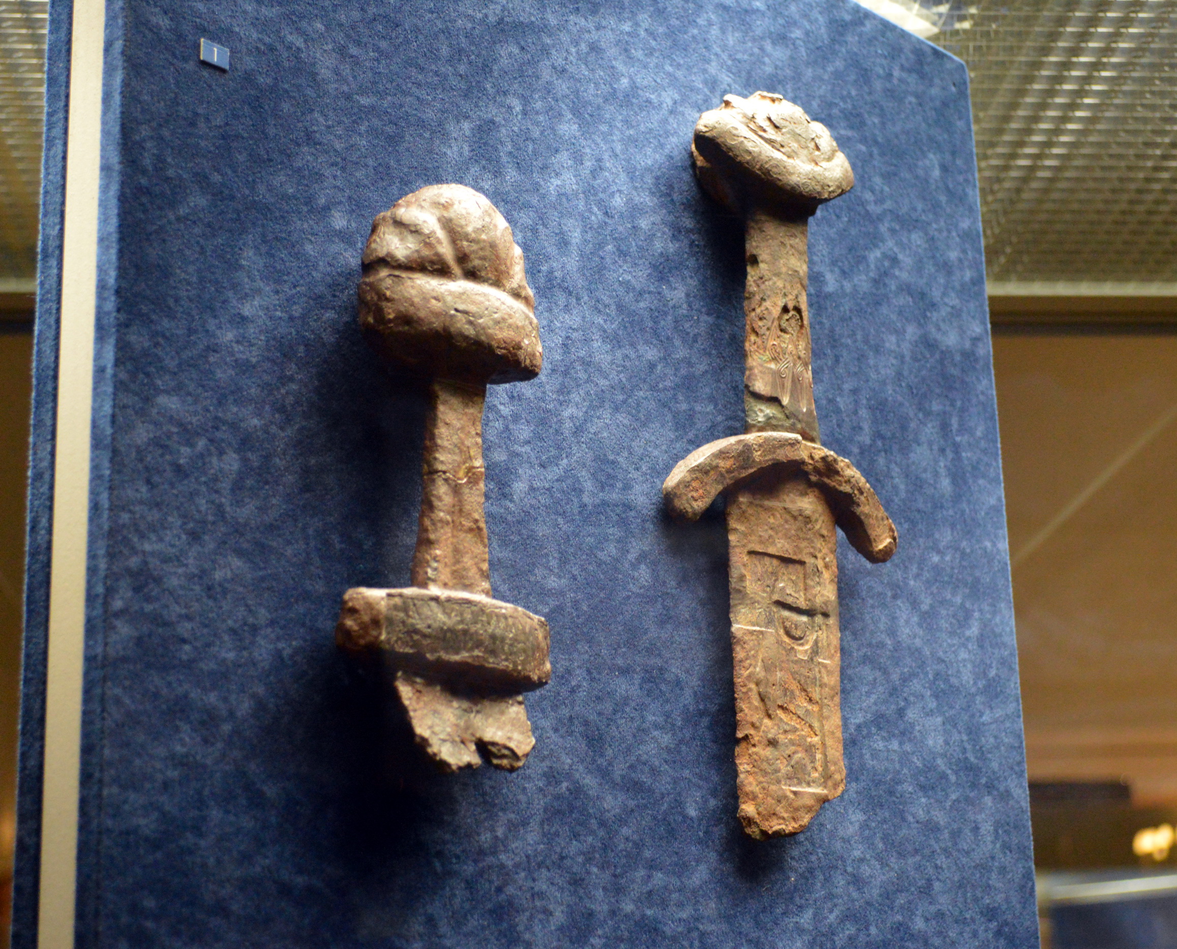 FileSword_handles_Black_Grave_GIM_Zlatnik.jpg