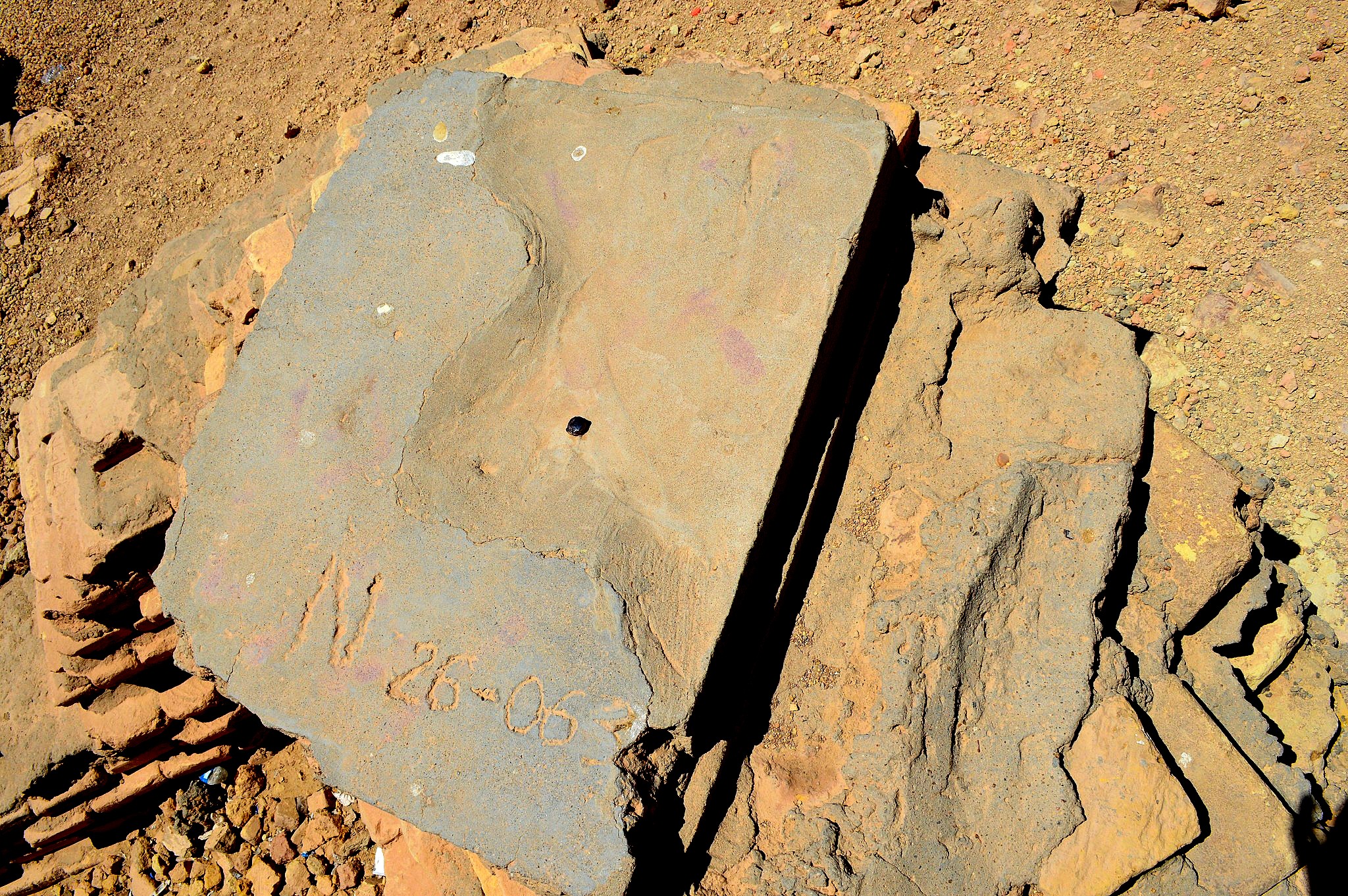 FileModern_cement_covering_ancient_bricks_at_the_upper_surface_of_the_ziggurat_and_temple_of_Nabu_Borsippa_Iraq.jpg