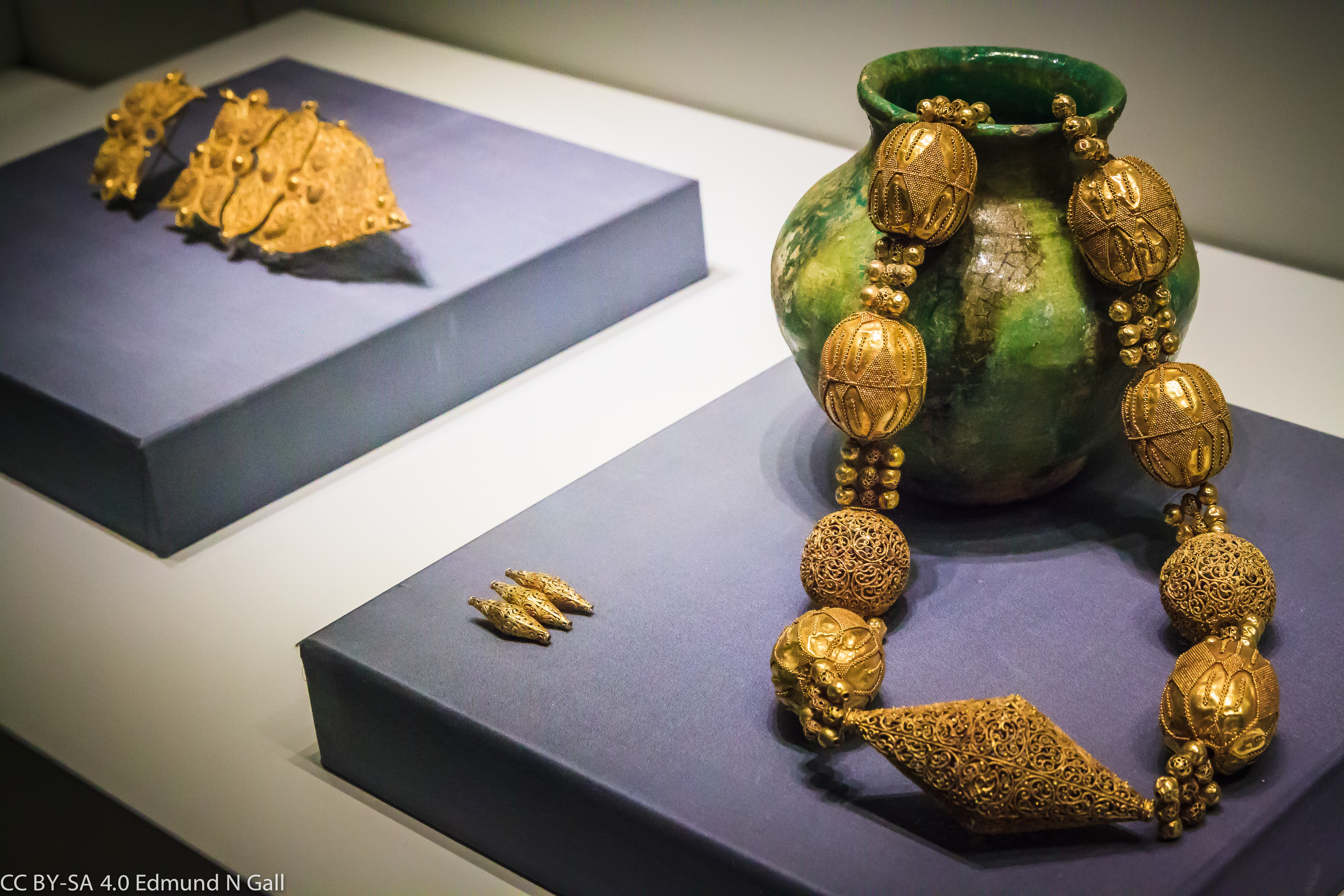 File11th_Century_Fatimid_Period_jewelry_from_Caesarea_in_the_Muslims_and_Crusaders_Exhibit.jpg