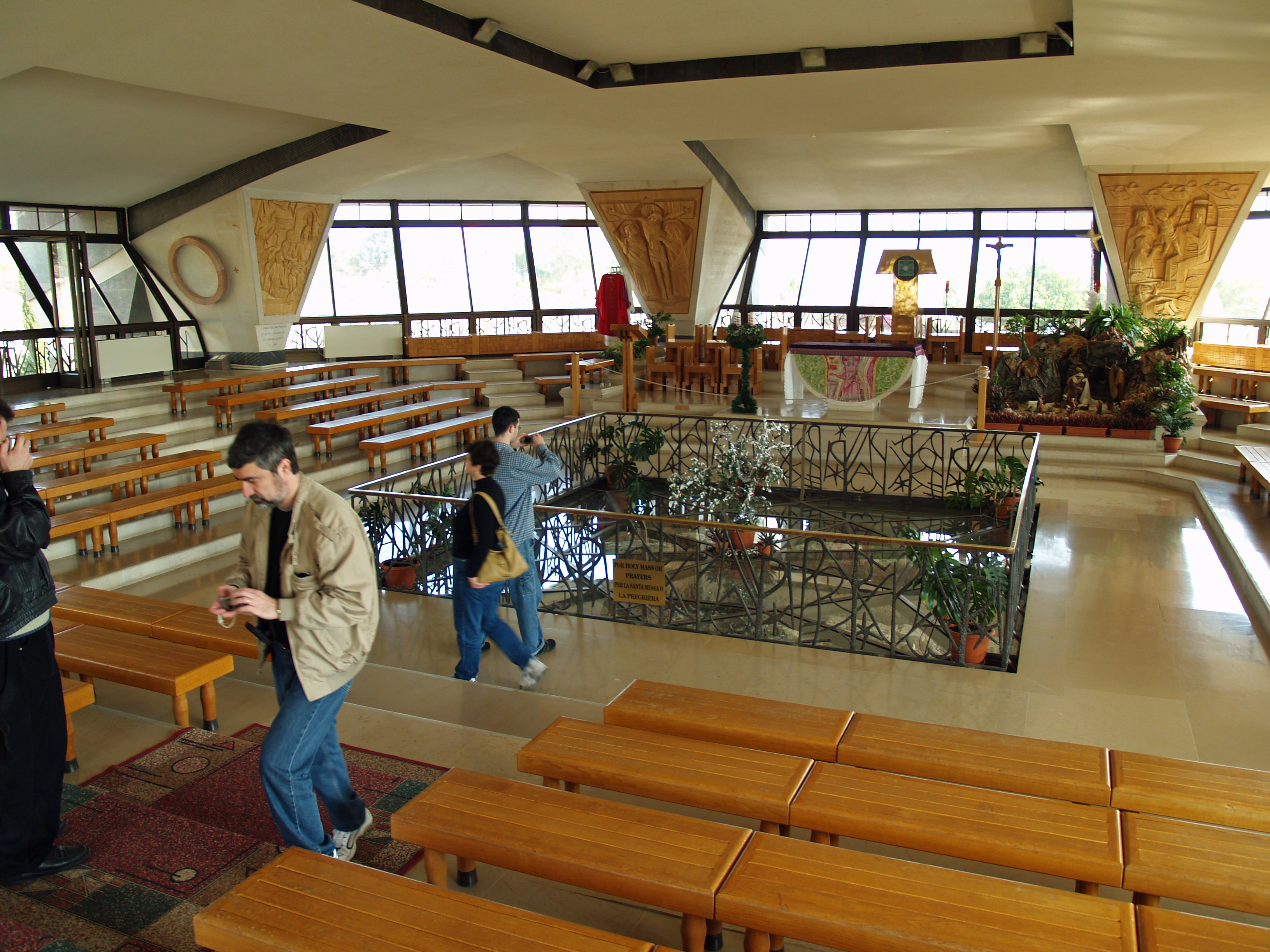 FileCapernaum_modern_church_interior_by_David_Shankbone.jpg