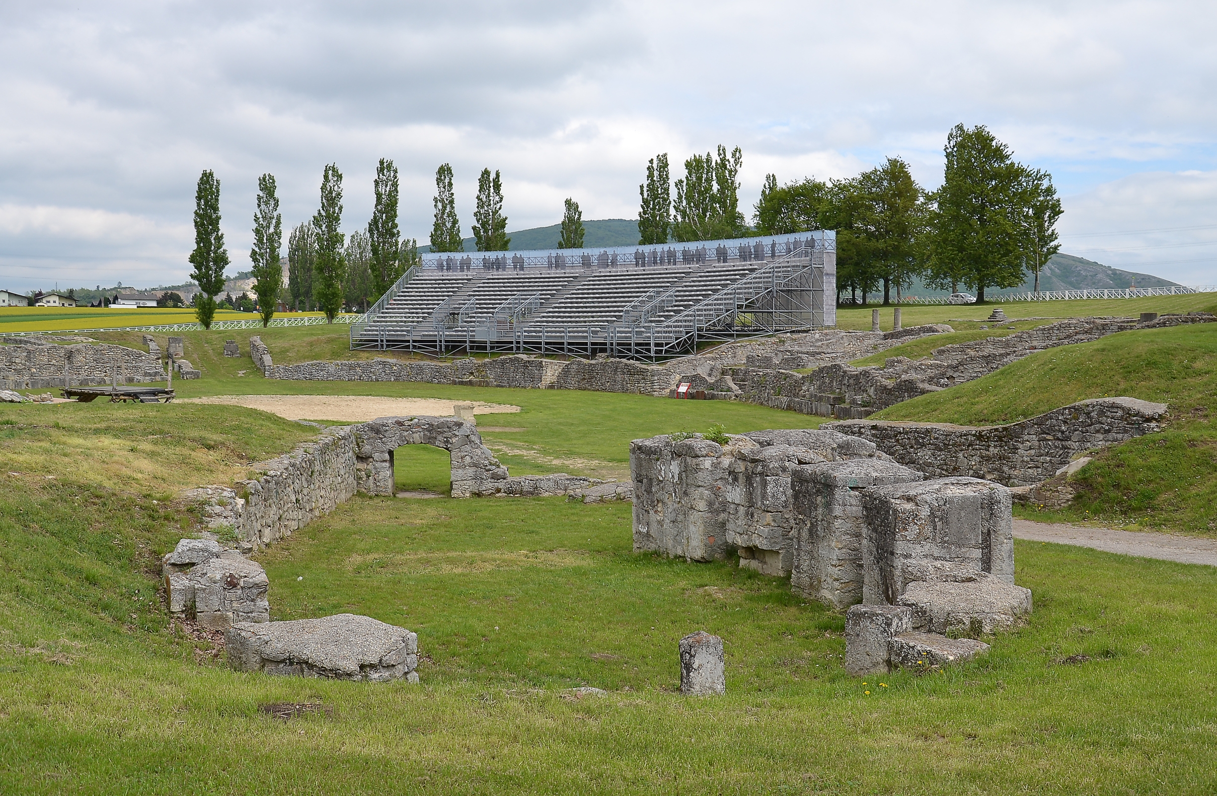 FileAncient_Roman_amphitheatre_in_Bad_Deutsch-Altenburg.JPG