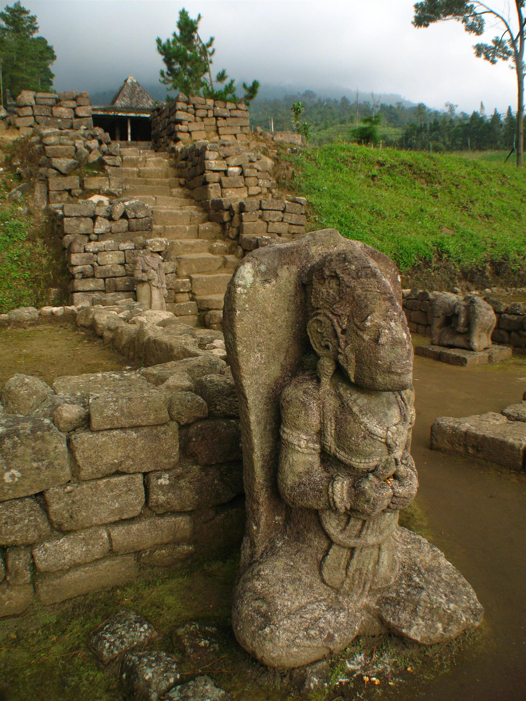FileStatue_at_cetho.jpg