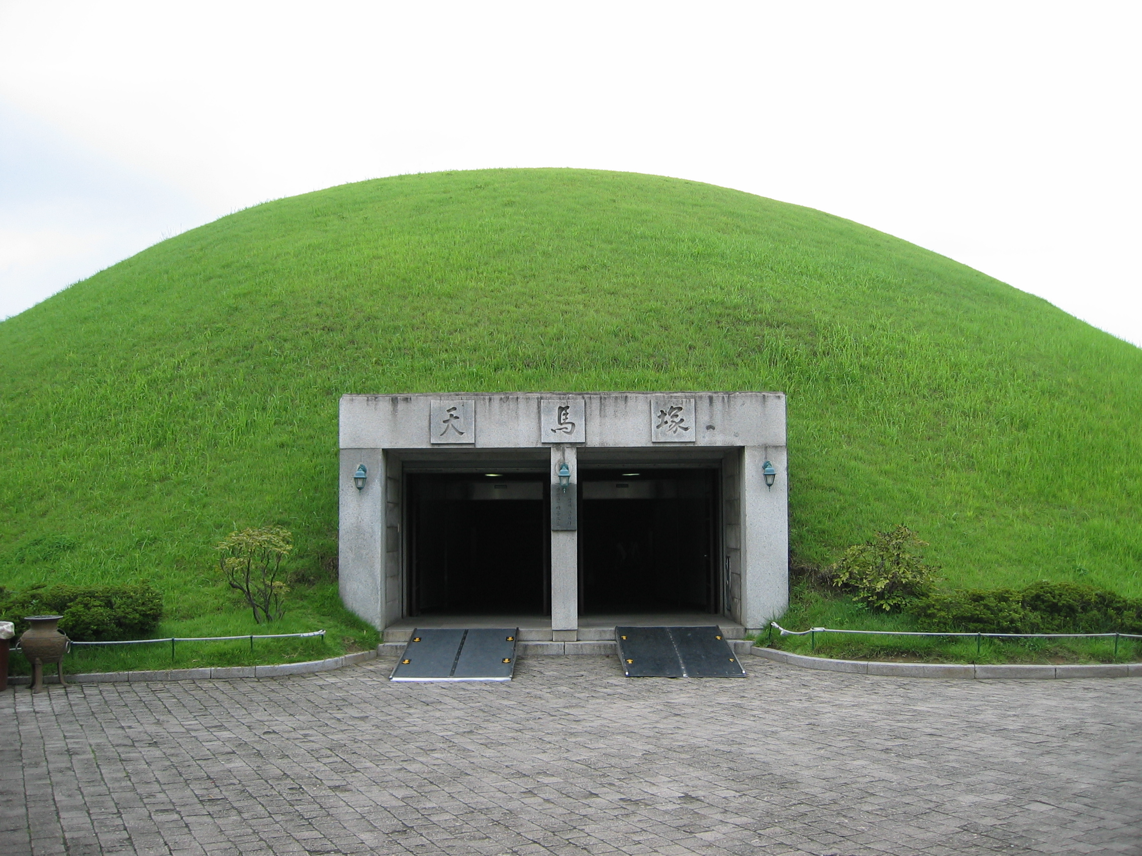 FileKorea-Gyeongju-Cheonmachong-Entrance-01.jpg