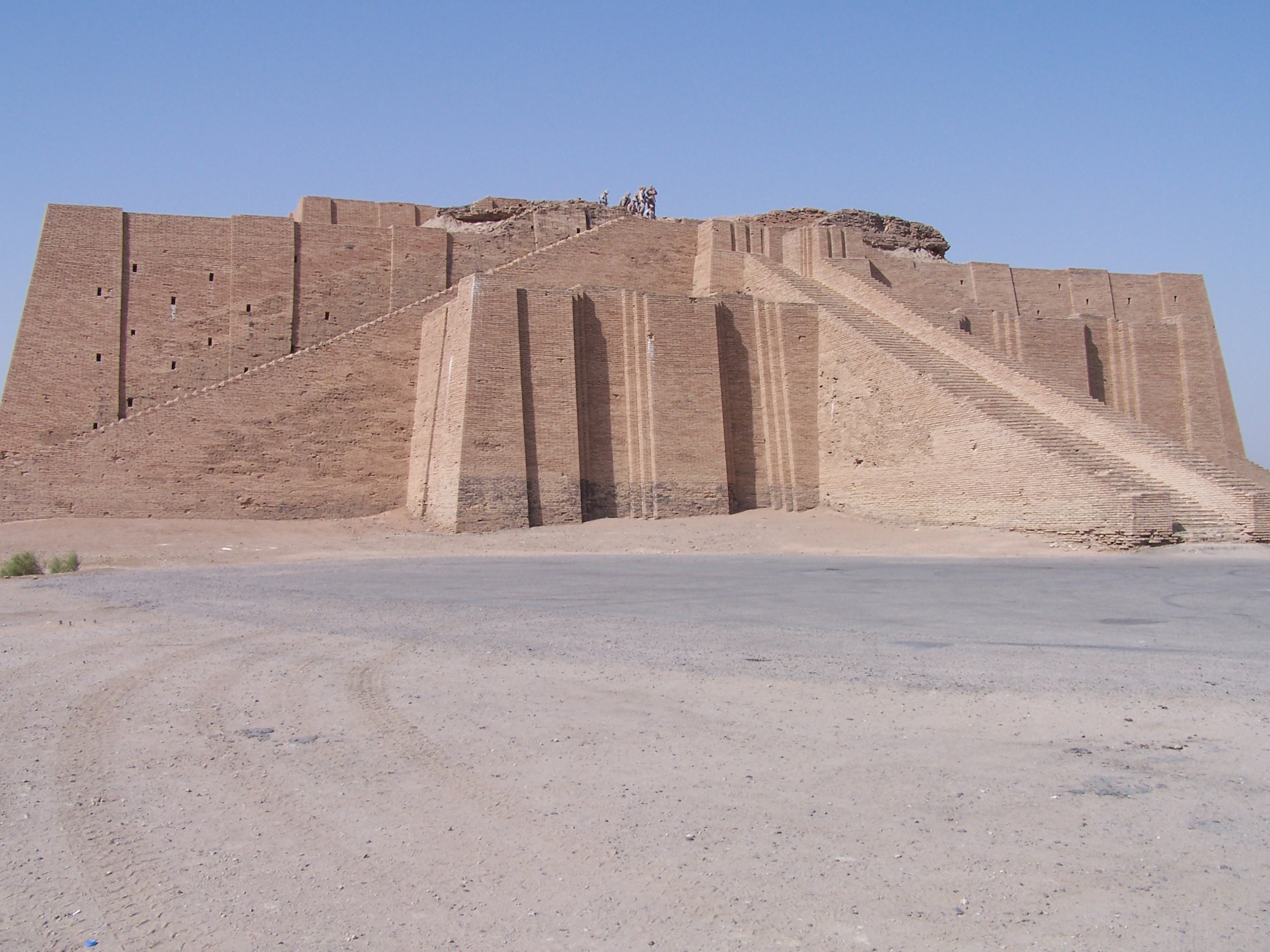 FileAncient_ziggurat_at_Ali_Air_Base_Iraq_2005.jpg