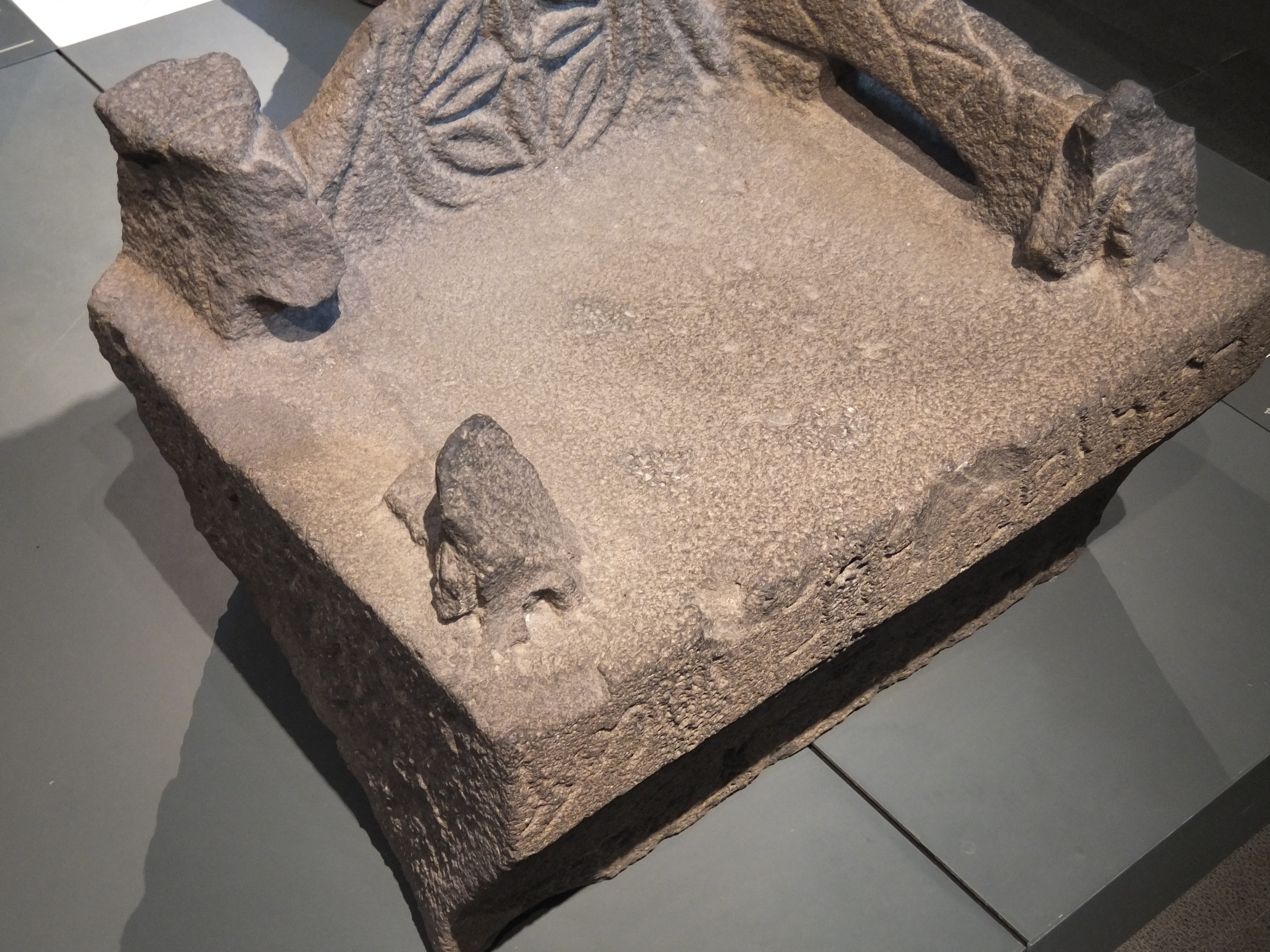 FileChorazin_Synagogue_-_Stone_Seat.jpg