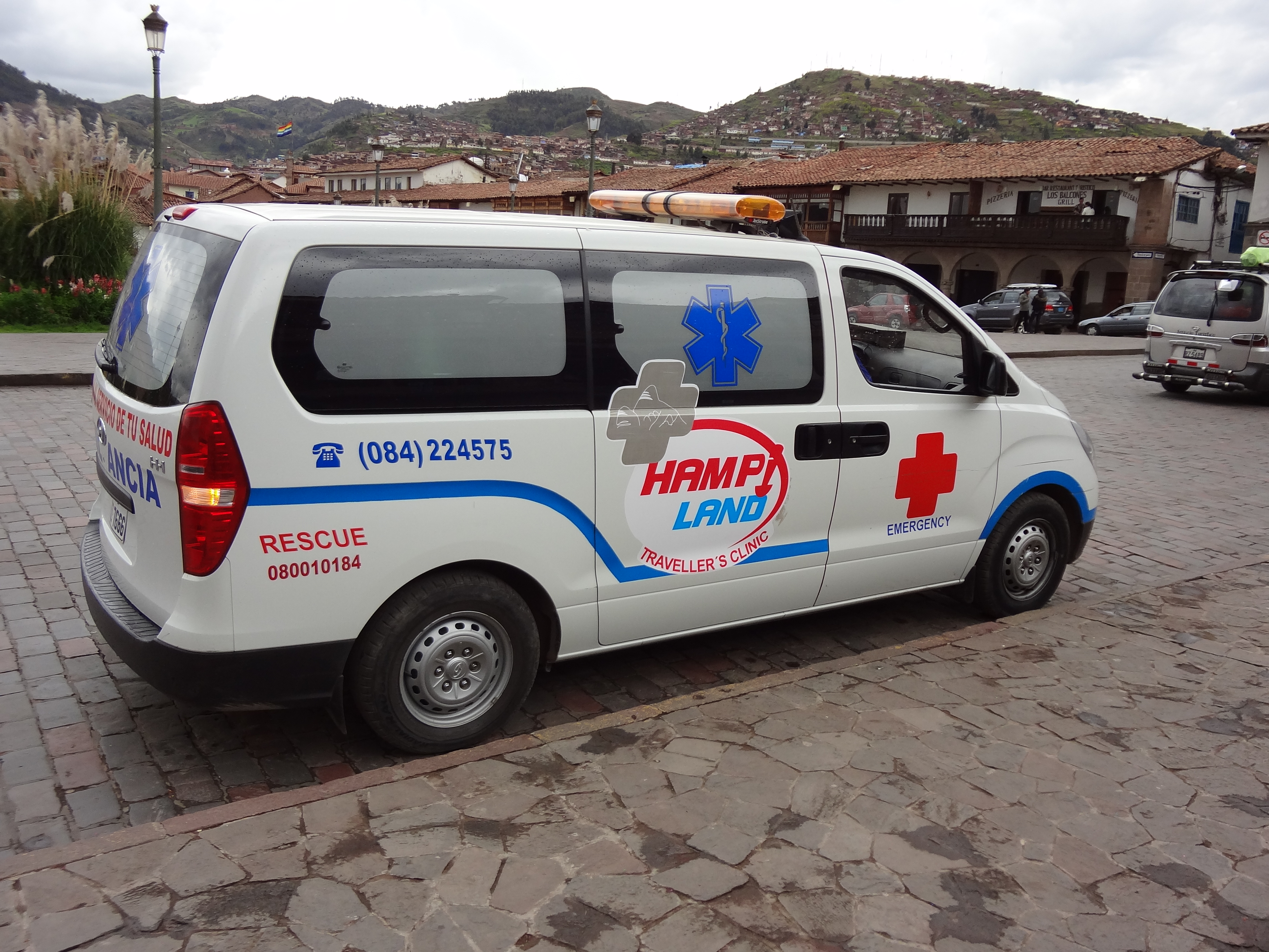 FileAmbulance_Peru_Cusco_Hampi_Land_Plaza_de_Armas.jpg