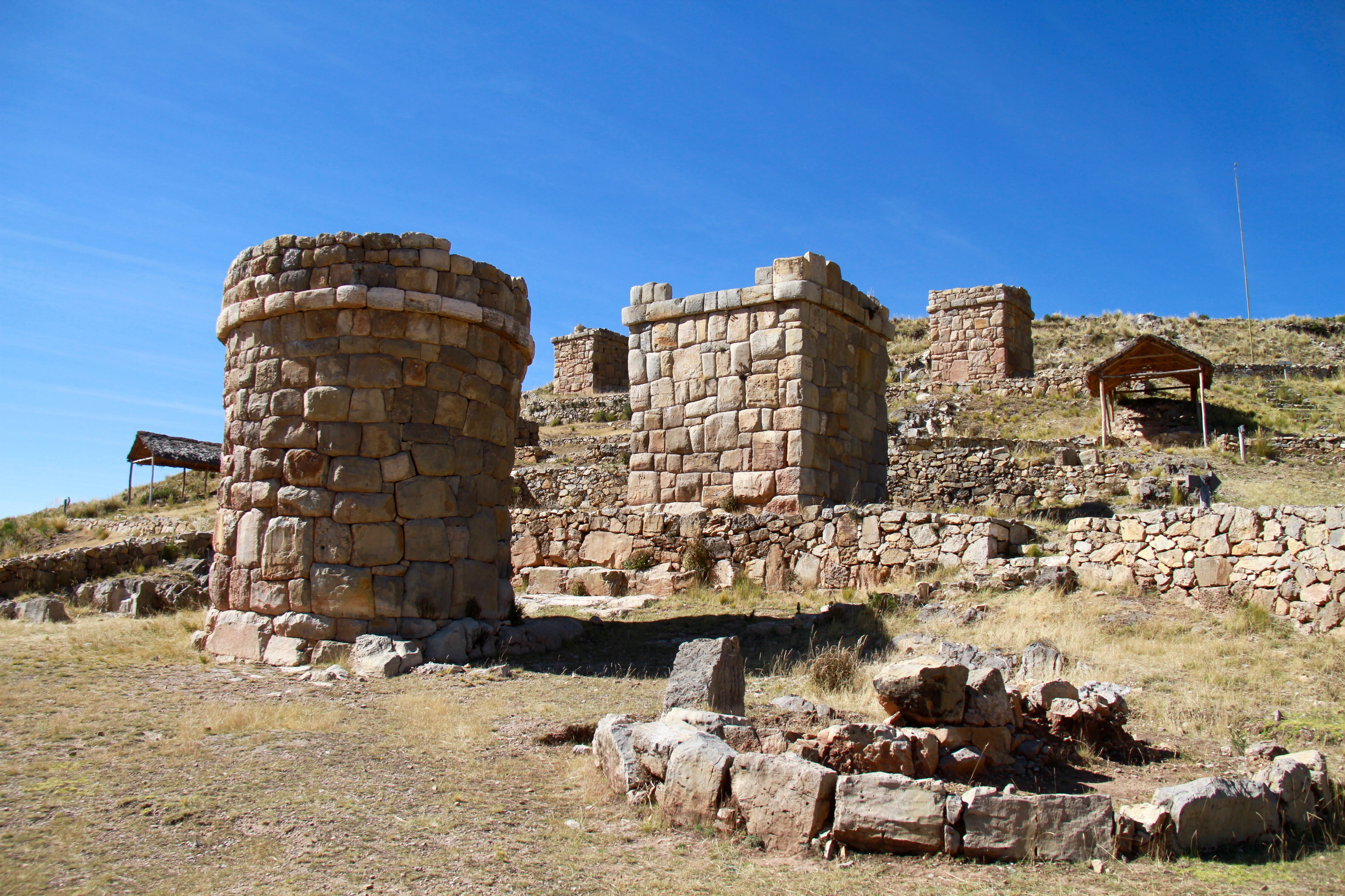 FileChullpas_pre_Incan_burial_towers_Peru_near_Lake_Titicaca.jpg