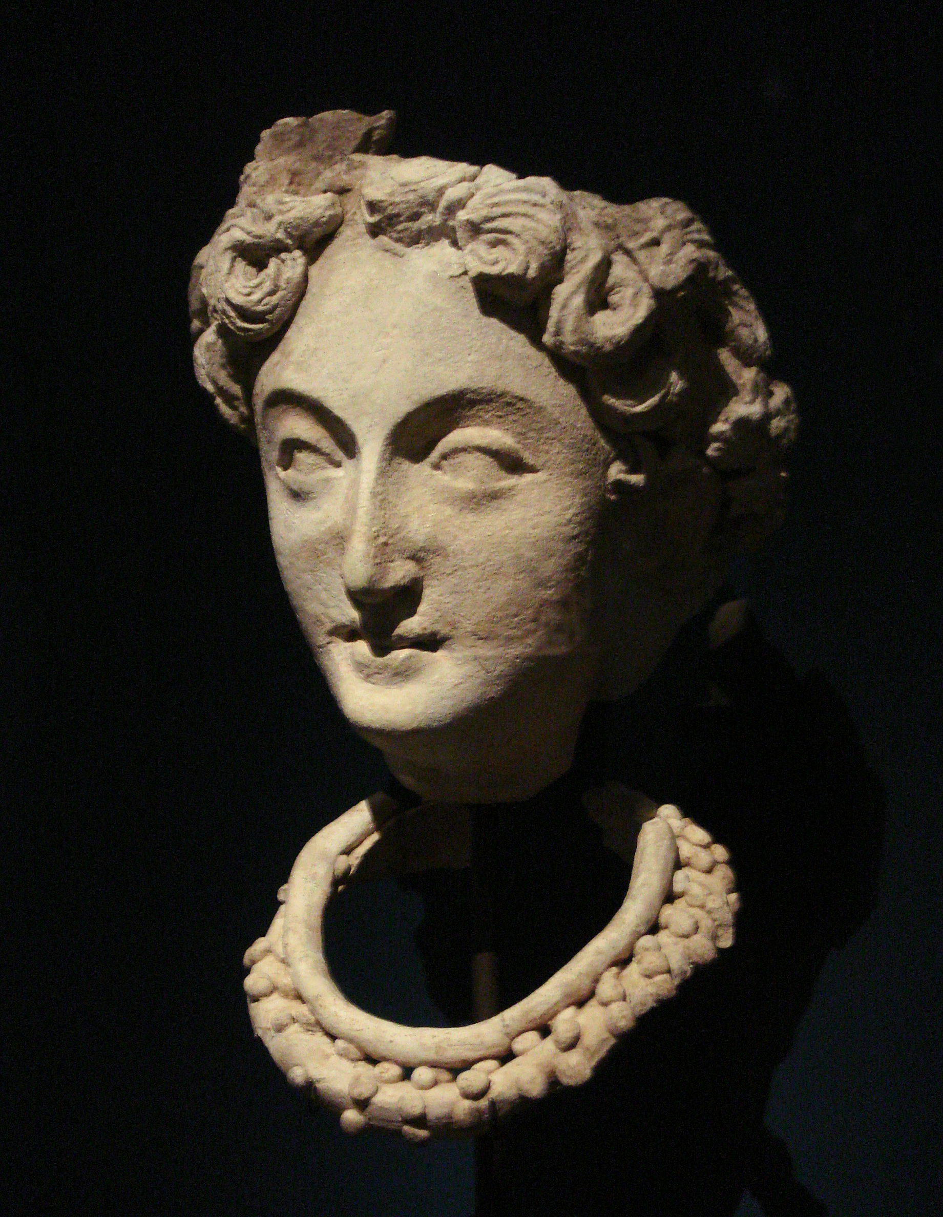 FileBuddhist_devata_Dalverzin_Tepe_1st-2nd_century_CE.jpg