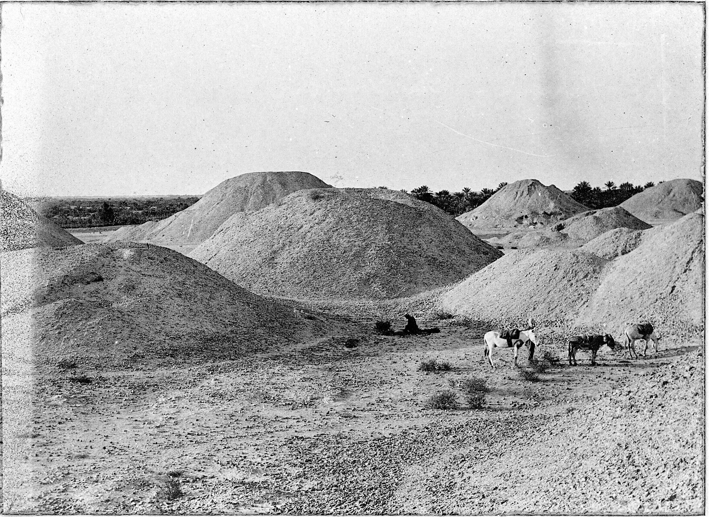 FileBurial_Mounds_in_Bahrain_1918.jpg