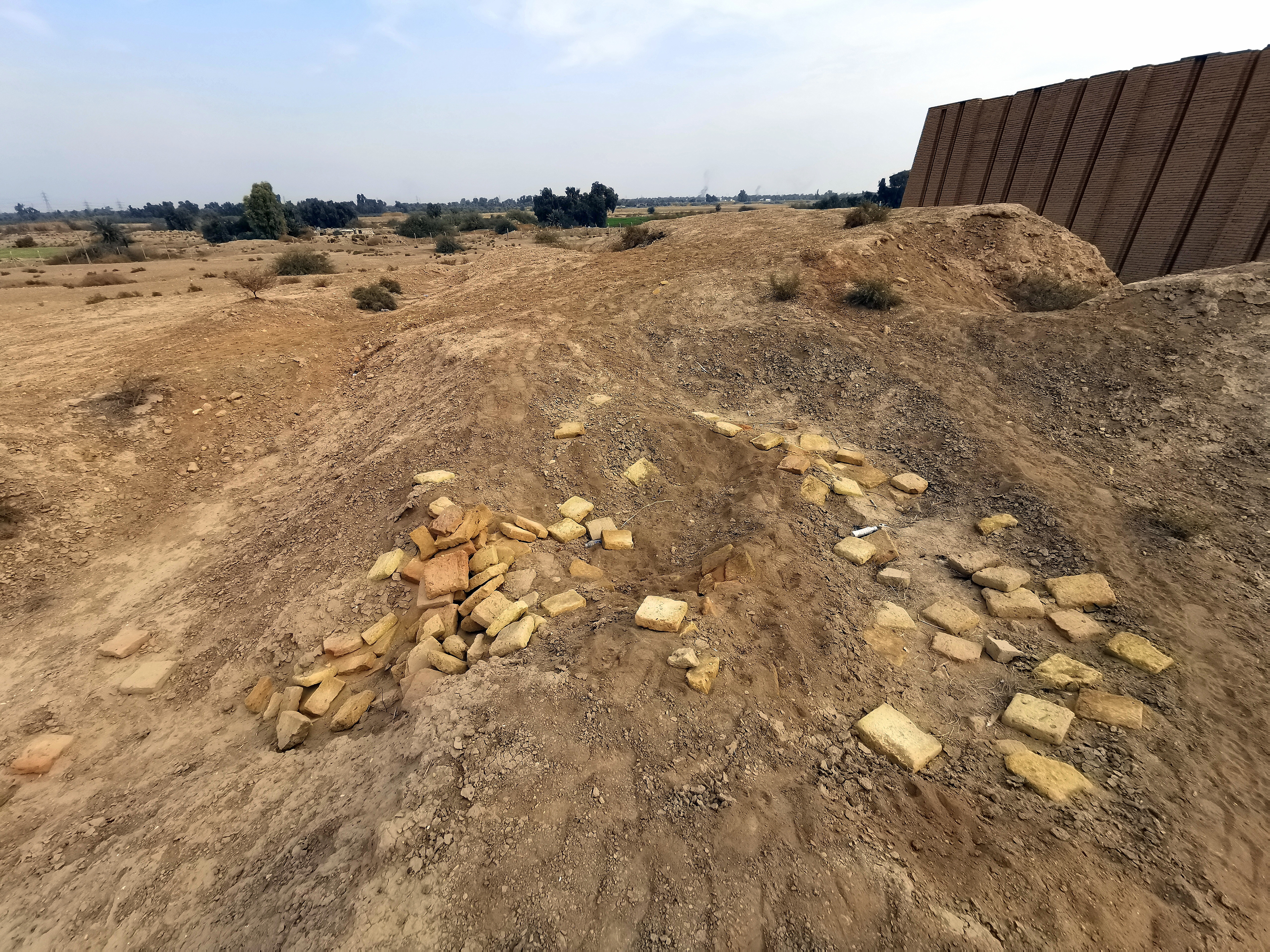 File2._Dur-Kurigalzu_Aqar-Quf_western_Baghdad_Iraq._December_29_2021._Part_of_the_Kassite_era_ziggurat_appears_on_the_right.jpg