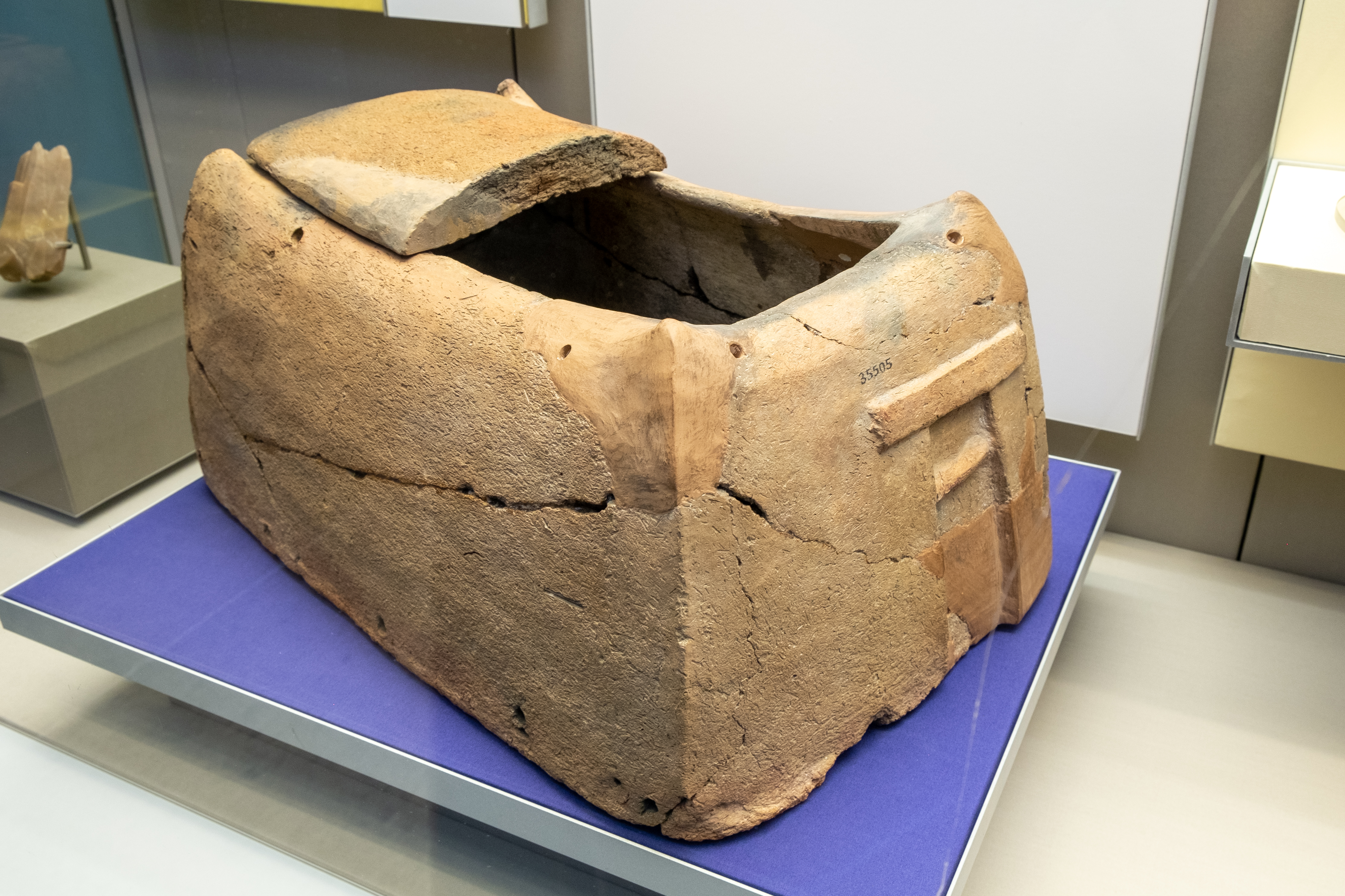 FilePre-Dynastic_model_house_El-Amra_Naqada_IIC_until_3200_BCE_British_Museum_EA35505.jpg