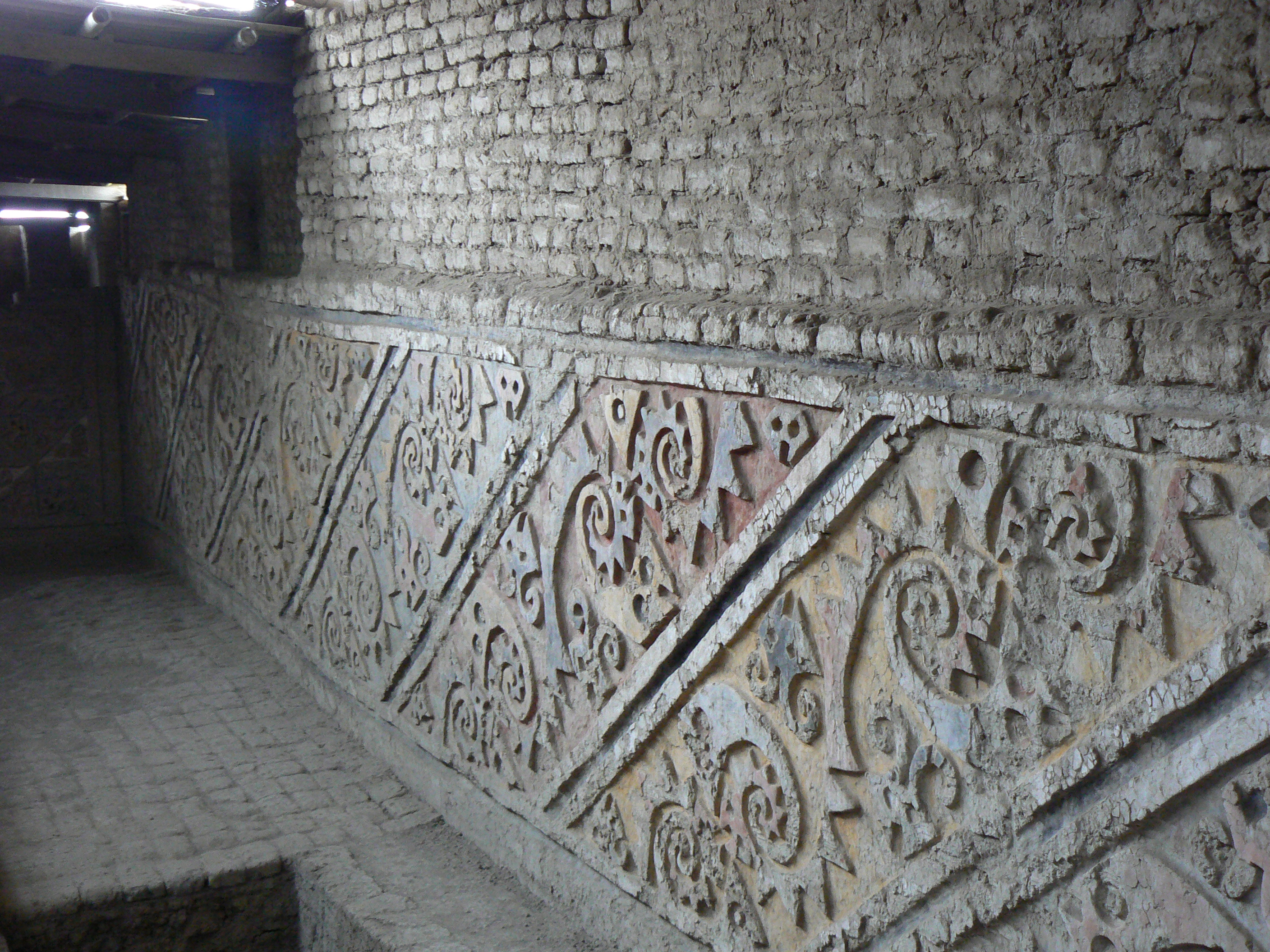 FileBas-relief_patterns_at_El_Brujo.JPG