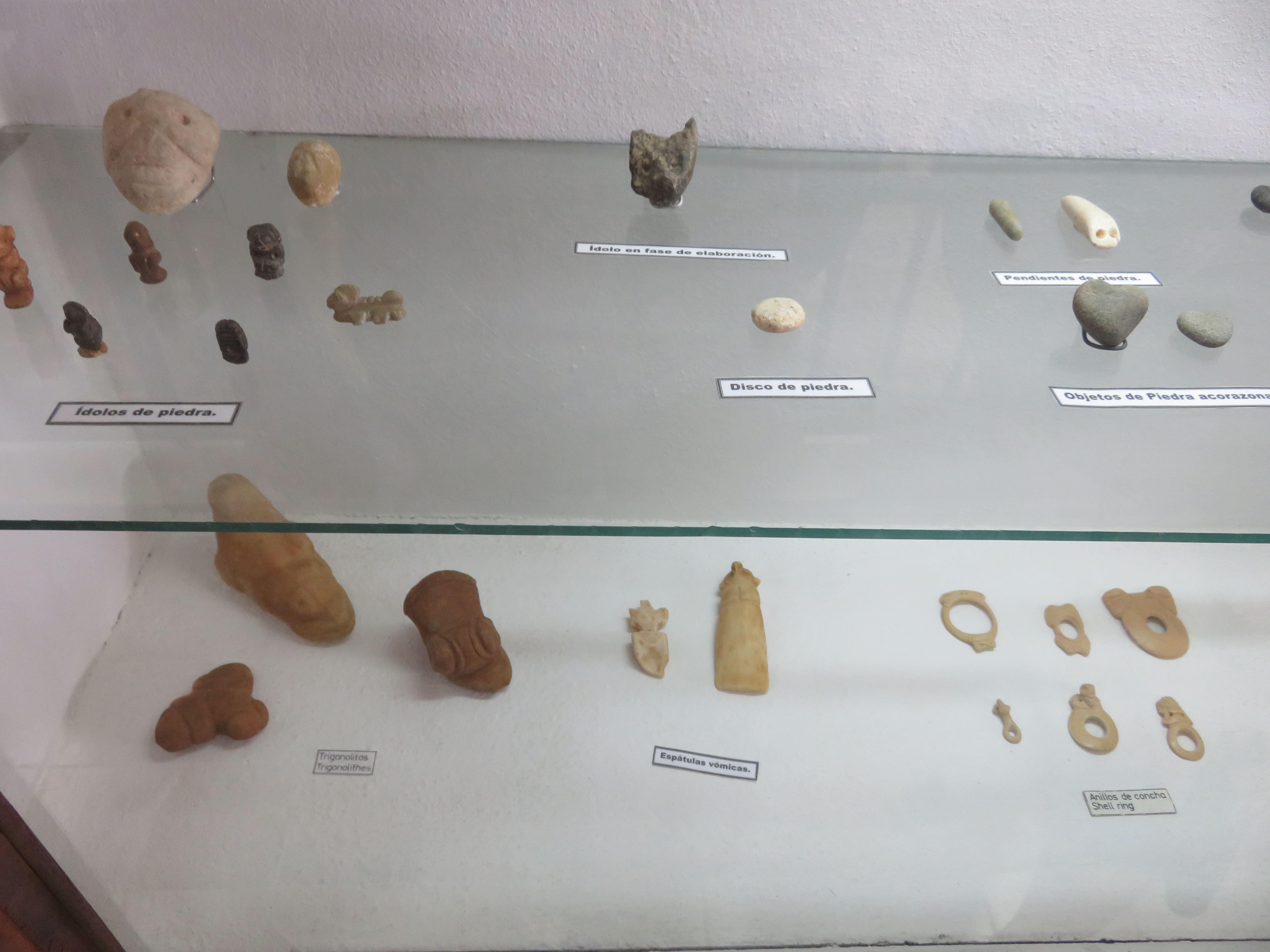 FileDisplay_of_Idols_and_other_objects.jpg