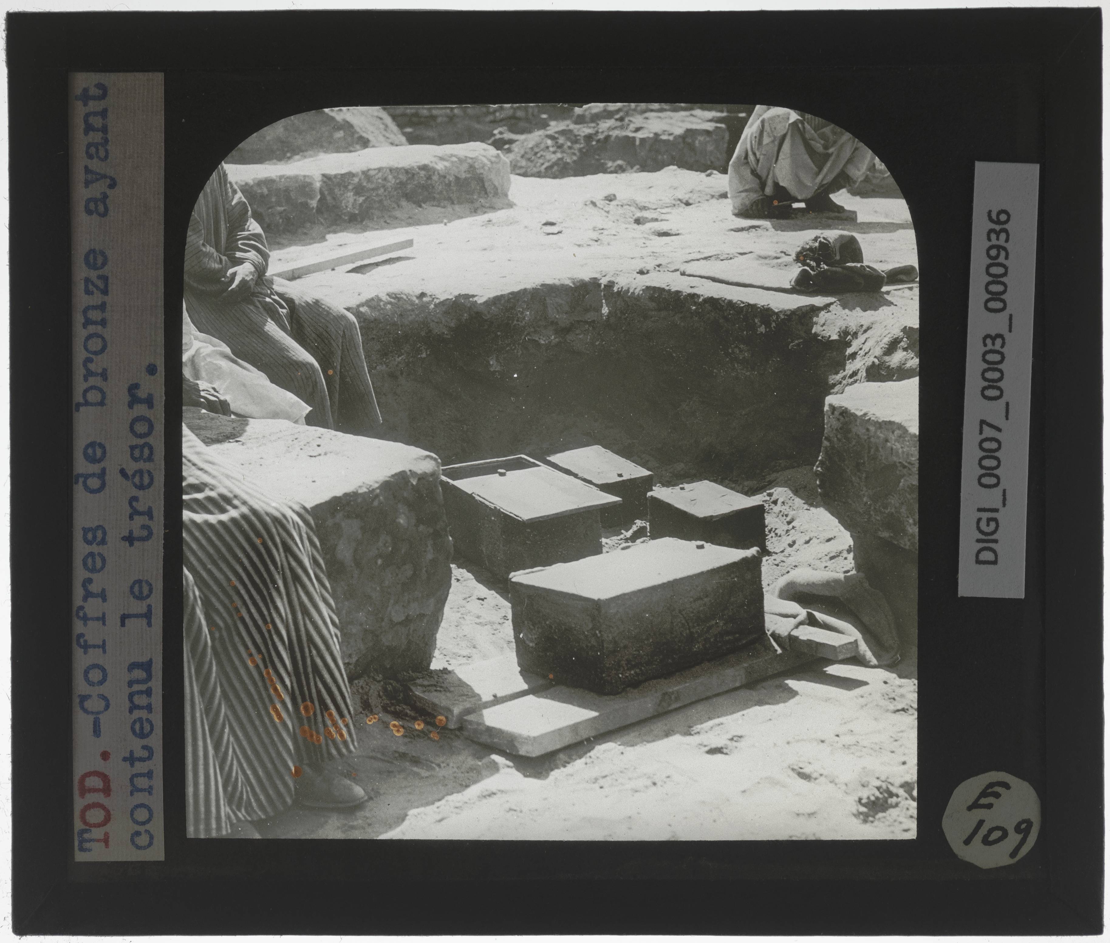 FileEl-Tod._Tempel_van_Montu._Vier_bronzen_koffers_waar_de_schat_van_Tod_in_bewaard_is.jpg