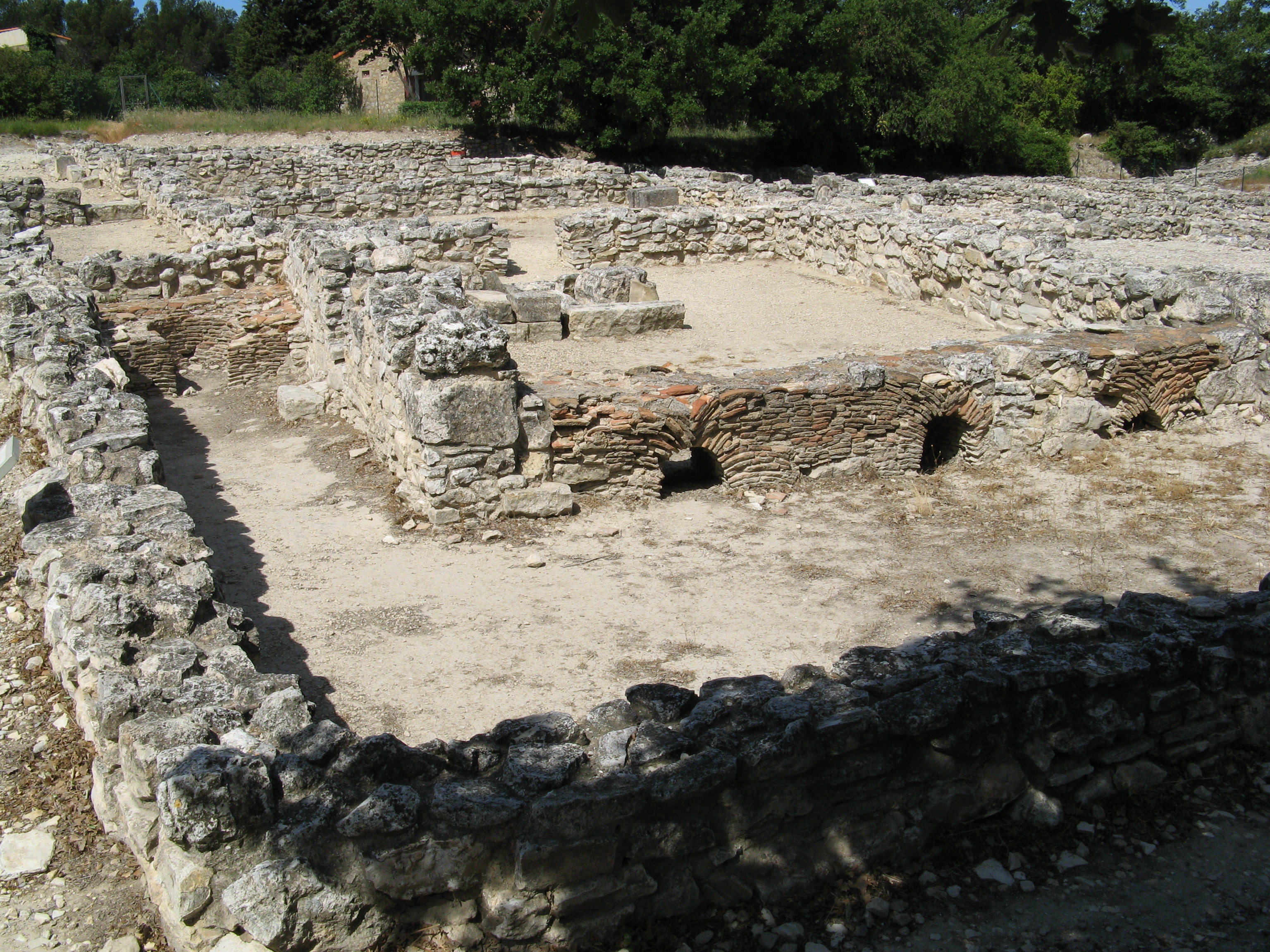 FileEntremont_-_Habitat_2_ville_basse_block_XI_from_E_2007.jpg