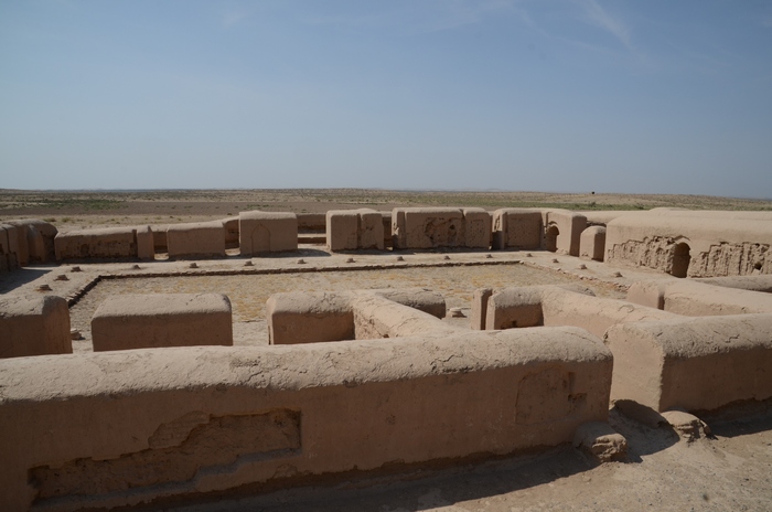 FileFayaz_Tepe_Monastery_Court.jpg