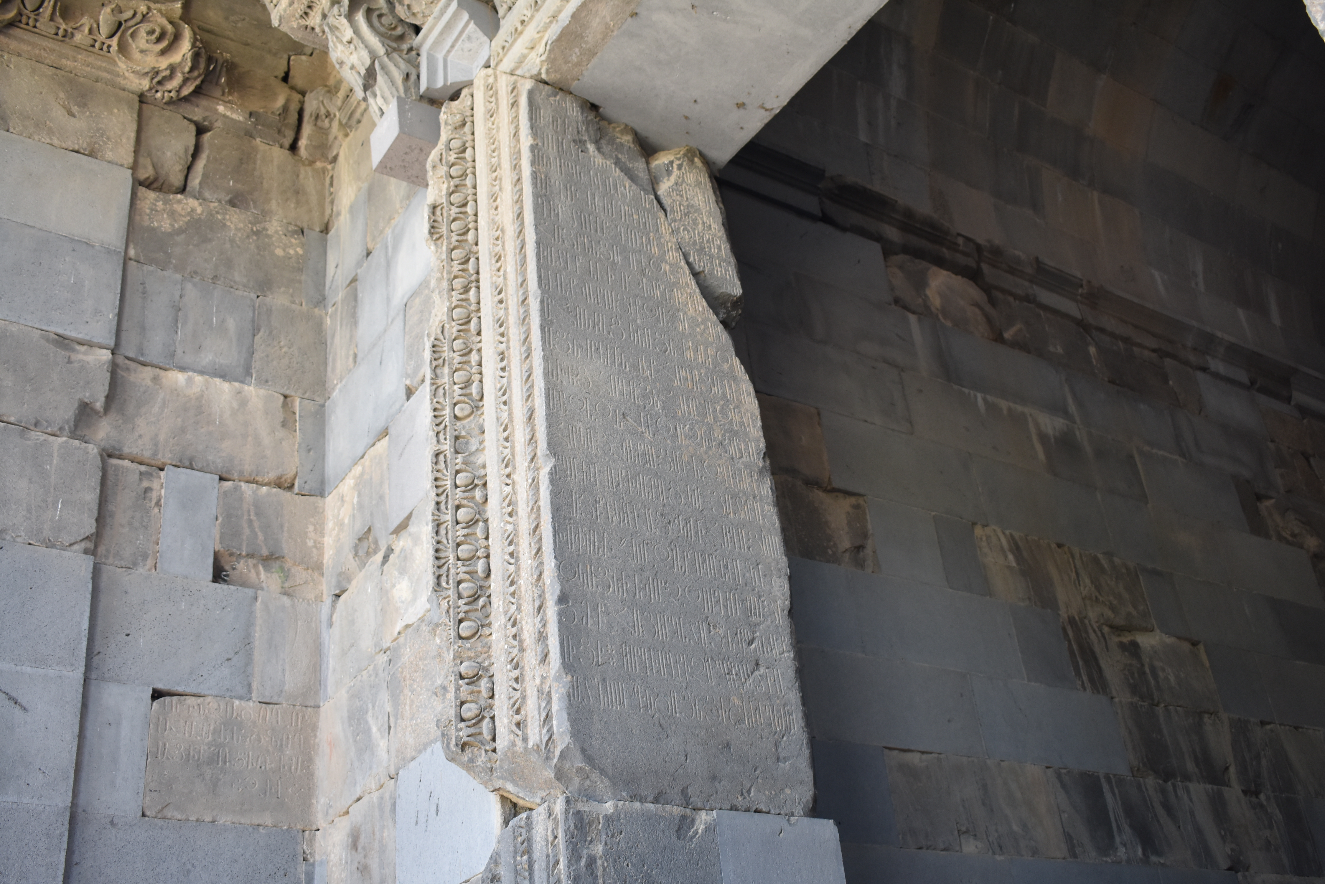 FileArmenian_inscription_on_the_temple_of_Garni.jpg