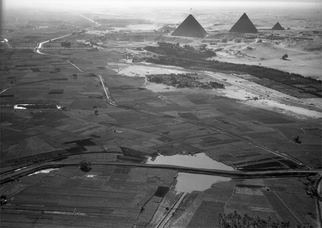 FileGiza-pyramids-uwm.png
