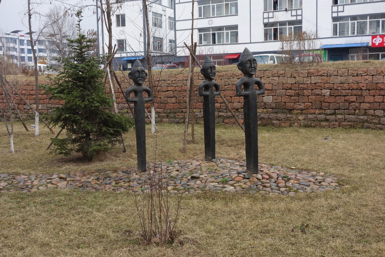 FileStatues_and_Gungnae_Fortress_GuoNei_Fortress.JPG
