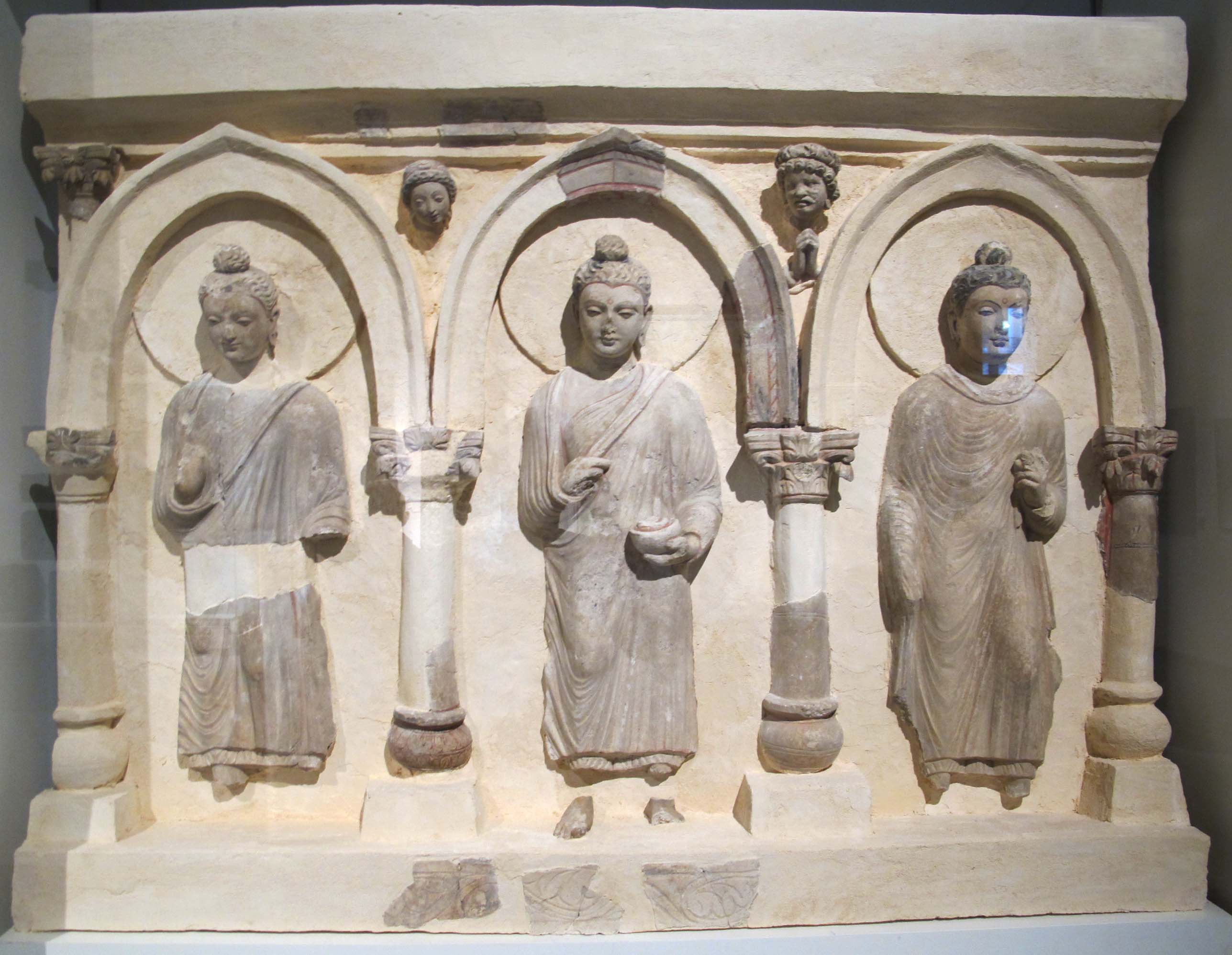 FileAfghanistan_decorazione_del_vestibolo_sito_di_hadda_monastero_di_bagh-gai_III-IV_sec.JPG