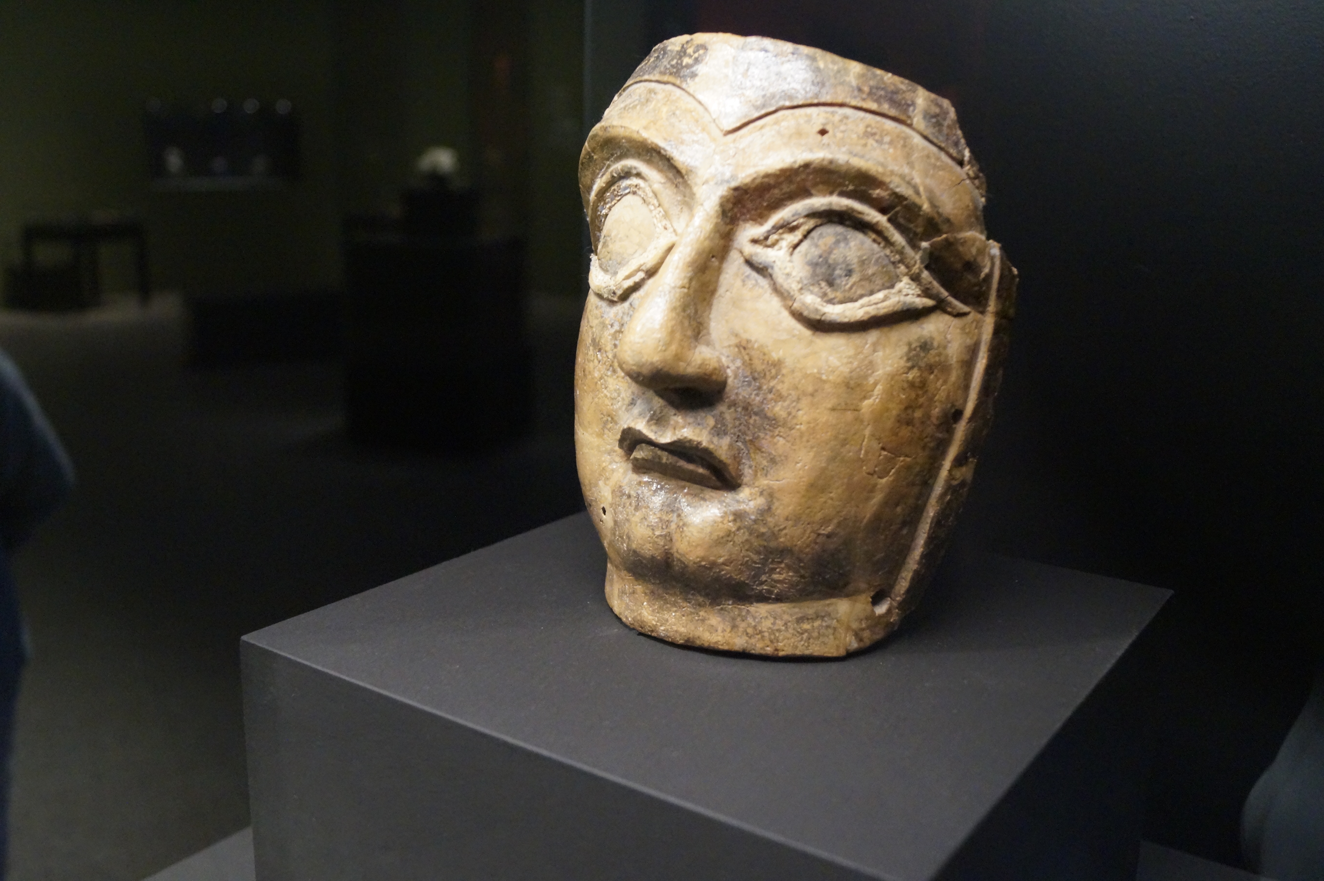 FileKeramik_aus_Iran_Elamisches_Totenportrait_Haft_Tappe_um_1750_v.C.jpg