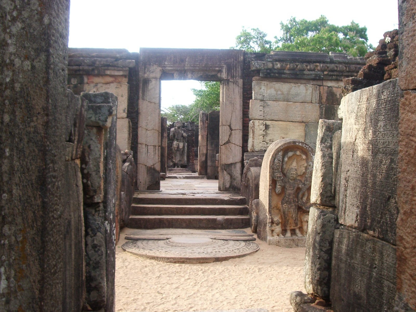 FilePolonnaruwa-temple16.jpg