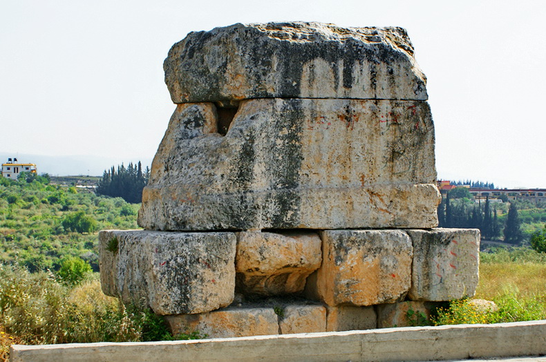 FileKingHiramTombTyreLebanon.jpg
