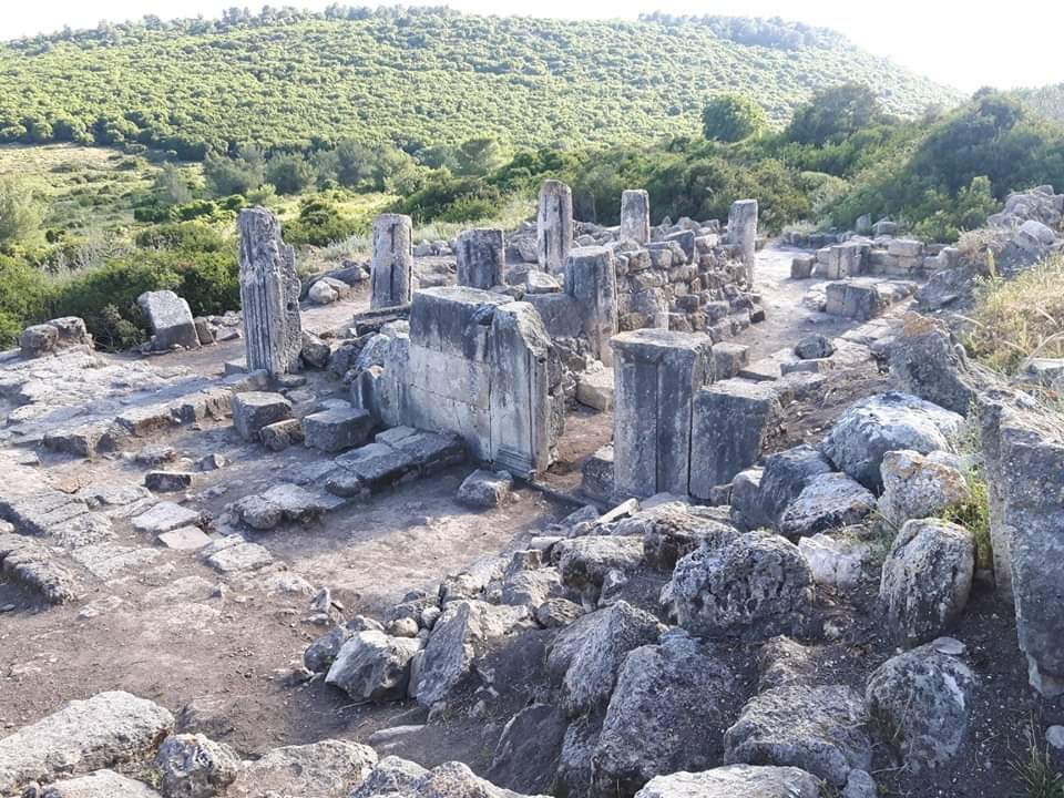 FileAncient_synagogue_at_Hurvat_Sumakah.jpg