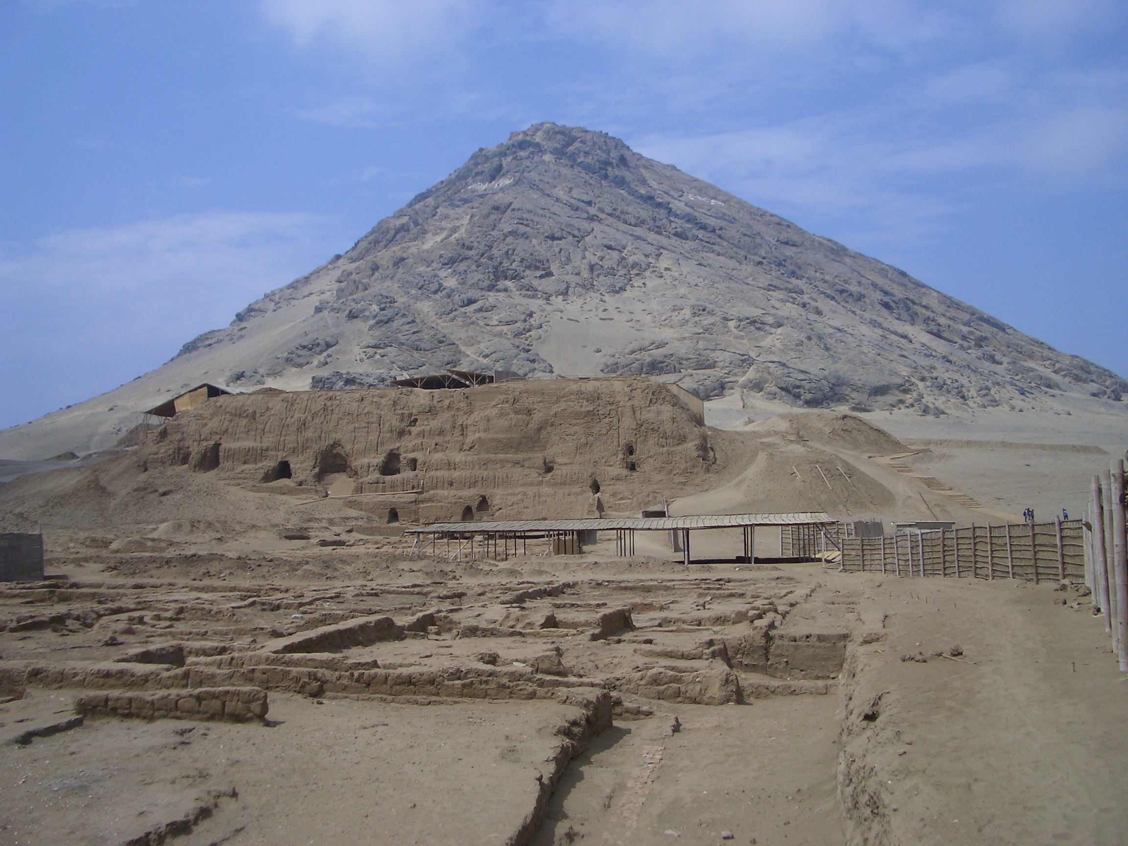 FileCerro_Blanco_and_Huaca_de_la_Luna.jpg